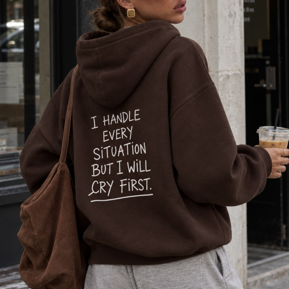 Kadın Oversize Hoodie Cry First Baskılı Kahverengi – Kapüşonlu, Kanguru Cepli, Düşük Omuz
