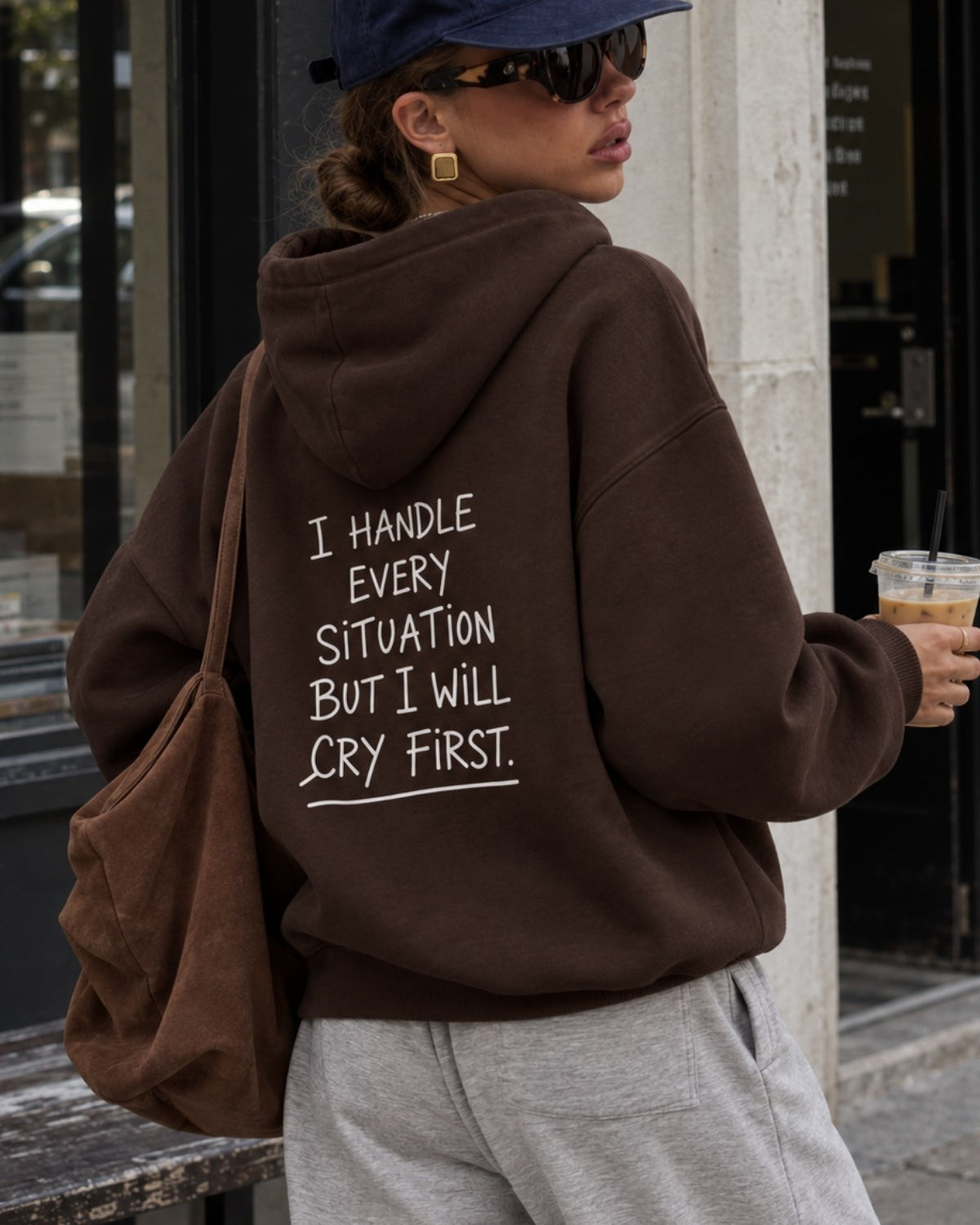 Kadın Oversize Hoodie Cry First Baskılı Kahverengi – Kapüşonlu, Kanguru Cepli, Düşük Omuz