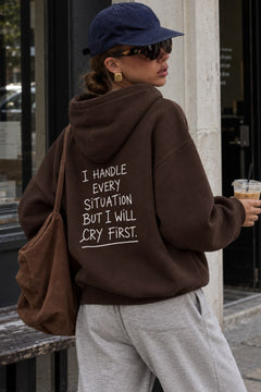 Kadın Oversize Hoodie Cry First Baskılı Kahverengi – Kapüşonlu, Kanguru Cepli, Düşük Omuz
