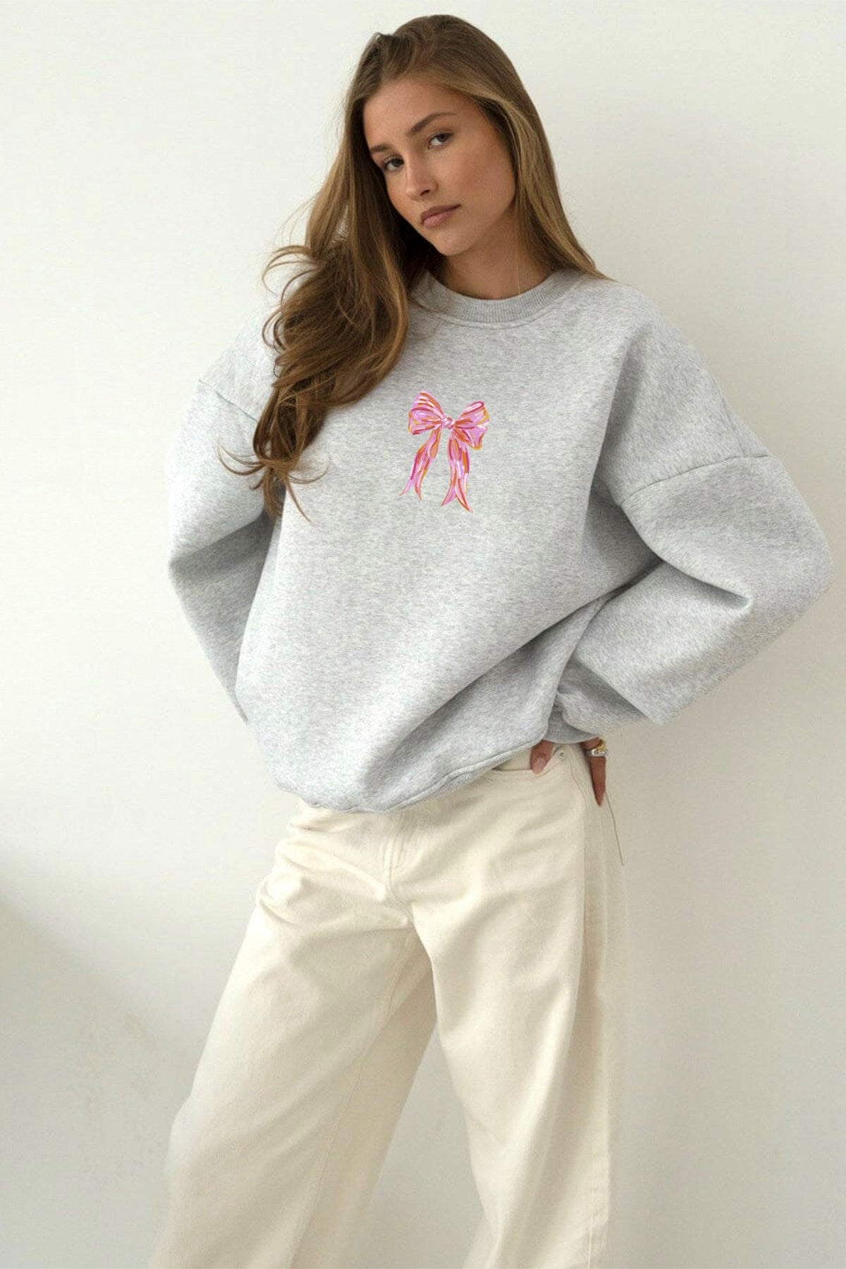 Kadın Oversize Sweatshirt Pembe Kurdele Baskılı Gri – Bisiklet Yaka, 3 İplik Şardonlu Polar
