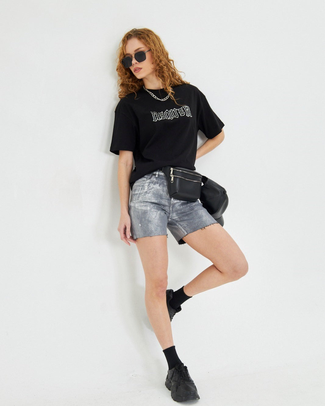 Kadın Siyah Taş İşlemeli Oversize Tişört – İskelet Desenli, Rock Tarzı, Streetwear