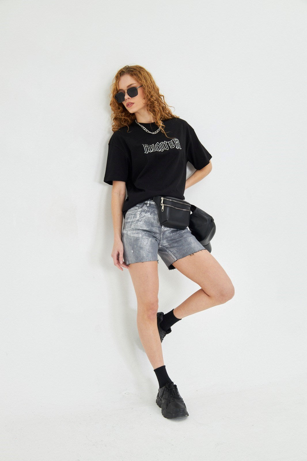 Kadın Siyah Taş İşlemeli Oversize Tişört – İskelet Desenli, Rock Tarzı, Streetwear