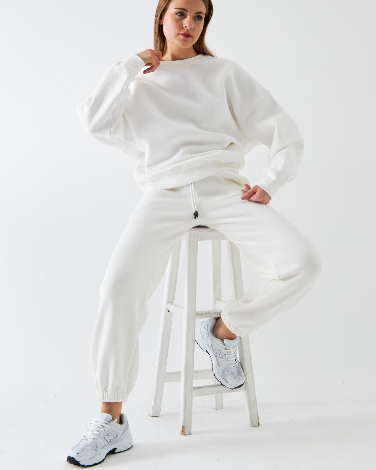Unisex Oversize Eşofman Takımı Basic Beyaz – Bisiklet Yaka, Lastikli Paça, 3 İplik Şardonlu Polar