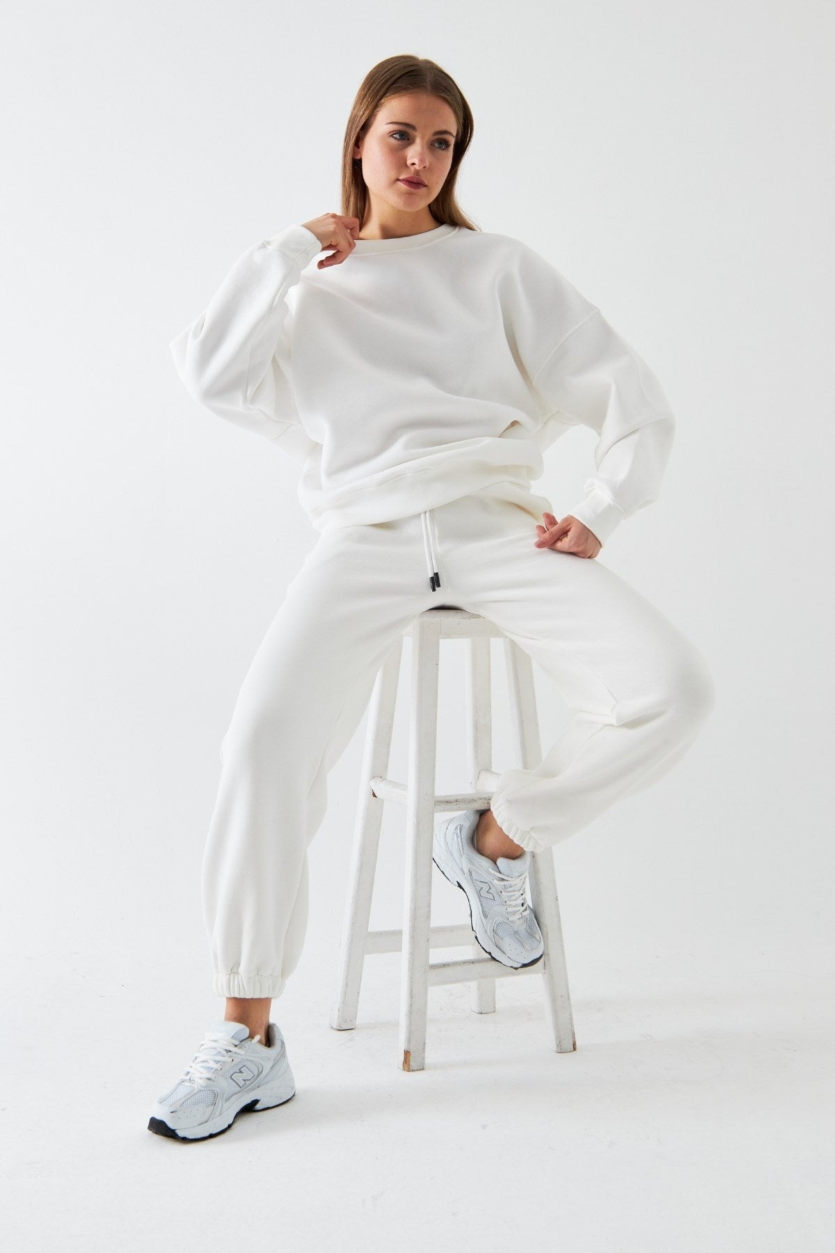 Unisex Oversize Eşofman Takımı Basic Beyaz – Bisiklet Yaka, Lastikli Paça, 3 İplik Şardonlu Polar