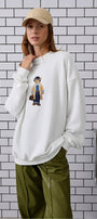 Kadın Oversize Sweatshirt Traveler Bear Baskılı Beyaz – Bisiklet Yaka, 3 İplik Şardonlu Polar