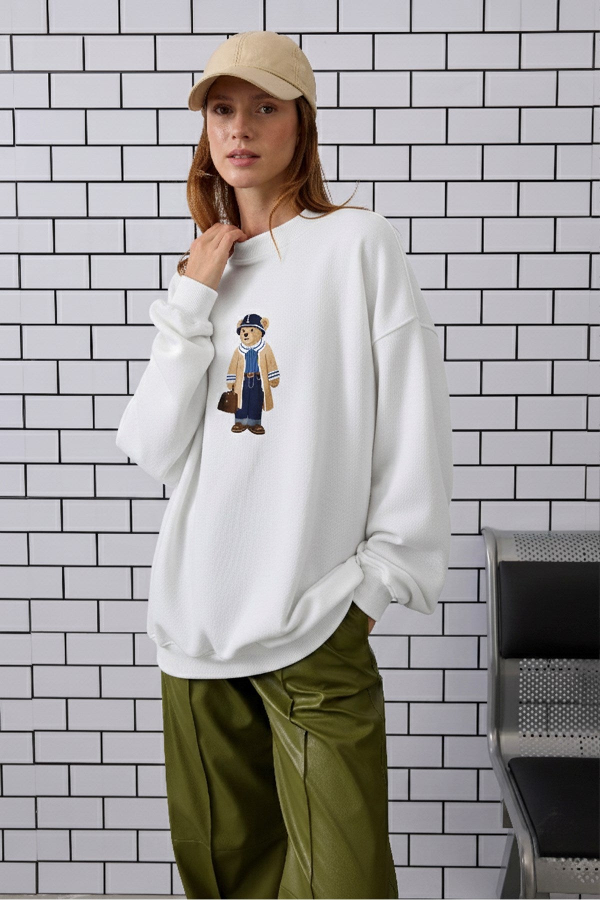 Kadın Oversize Sweatshirt Traveler Bear Baskılı Beyaz – Bisiklet Yaka, 3 İplik Şardonlu Polar