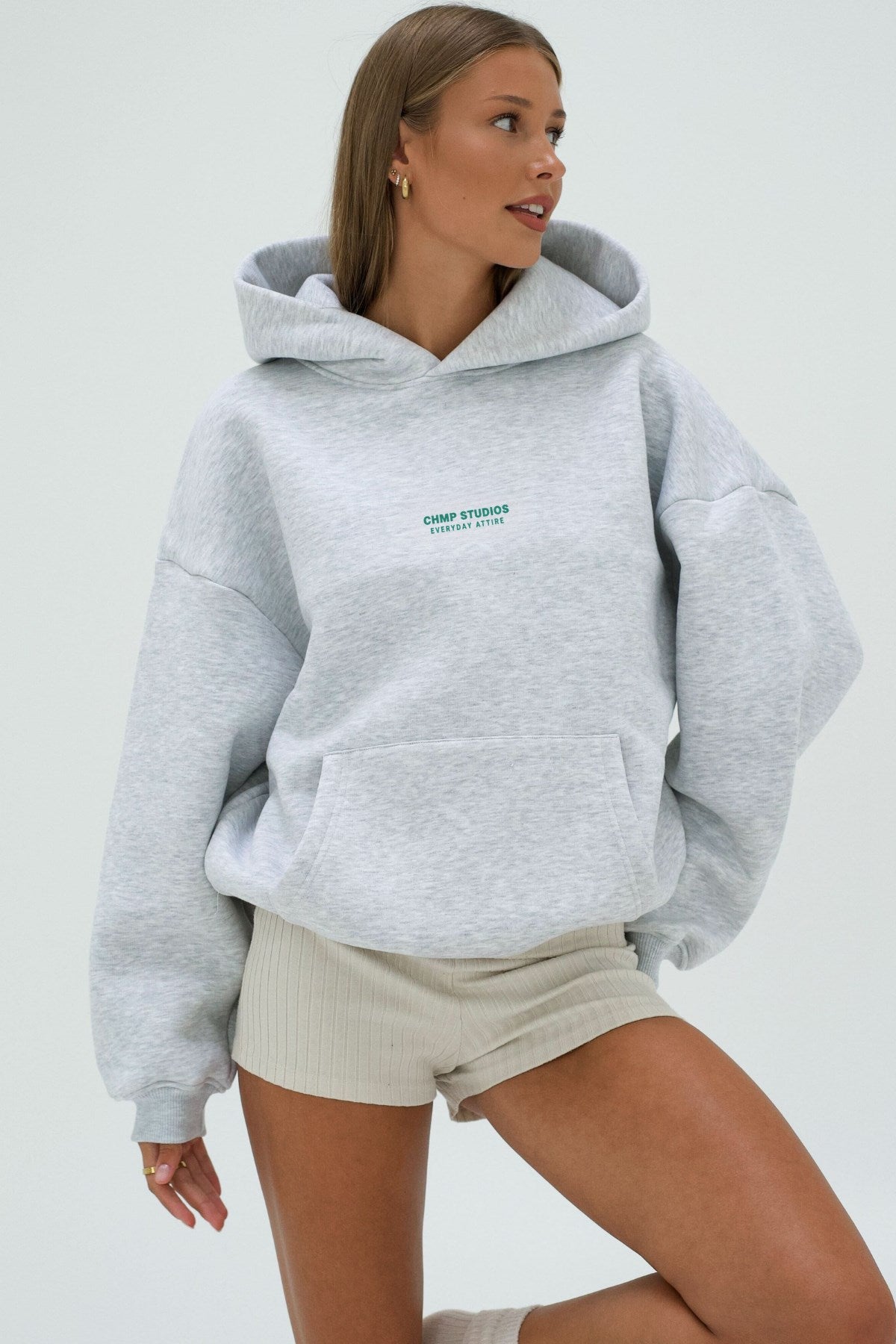 Kadın Oversize Sweatshirt Hoodie CHMP STUDIOS Gri – Kapüşonlu, 3 İplik Polar, Kanguru Cepli