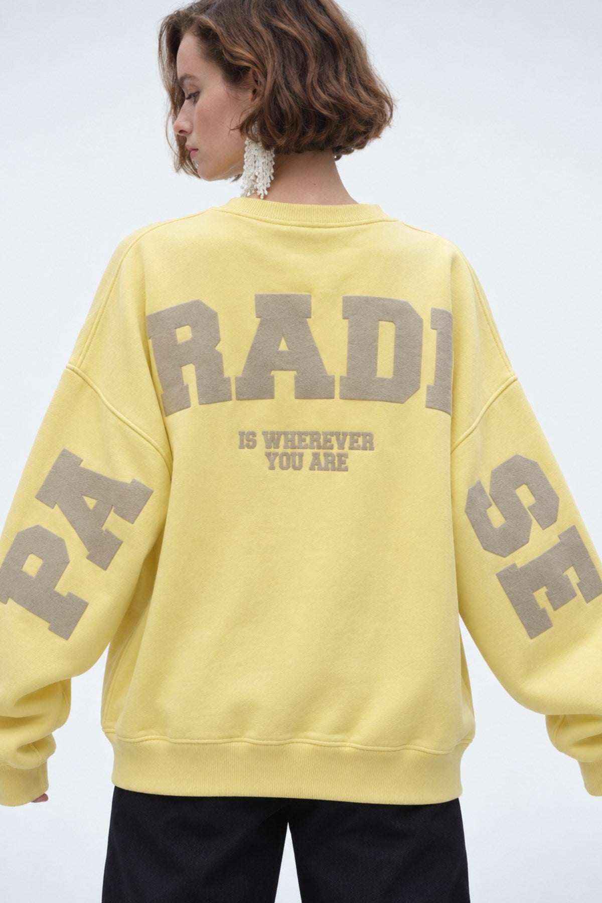 Kadın Oversize Sweatshirt Paradise Varsity Kabartma Baskılı Sarı – Bisiklet Yaka, 3 İplik Şardonlu Polar