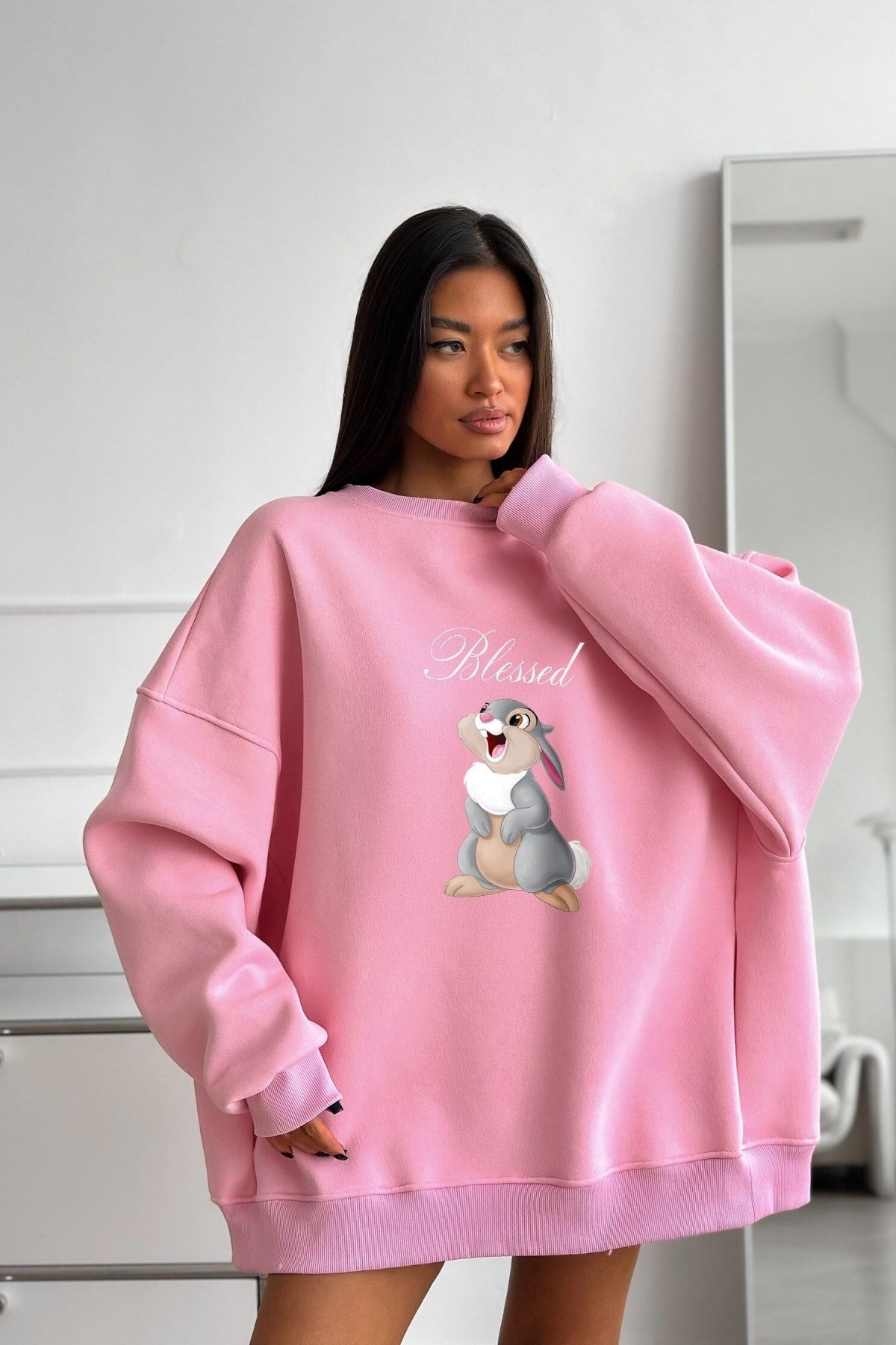 Kadın Oversize Sweatshirt Elbise Blessed Bunny Baskılı Pembe – Bisiklet Yaka, 3 İplik Şardonlu Polar