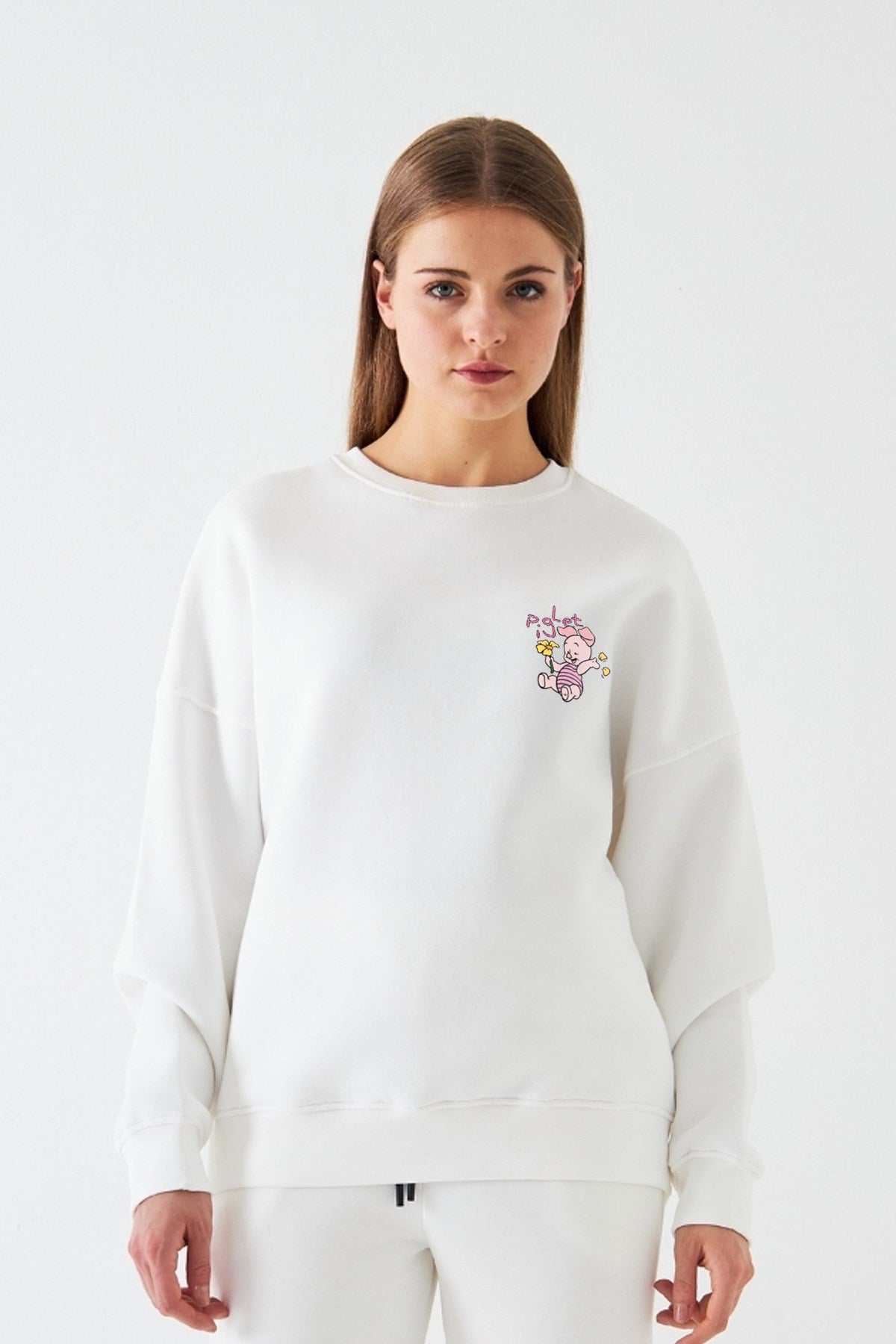 Kadın Oversize Sweatshirt Piglet Bloom Baskılı Beyaz – Bisiklet Yaka, 3 İplik Şardonlu Polar