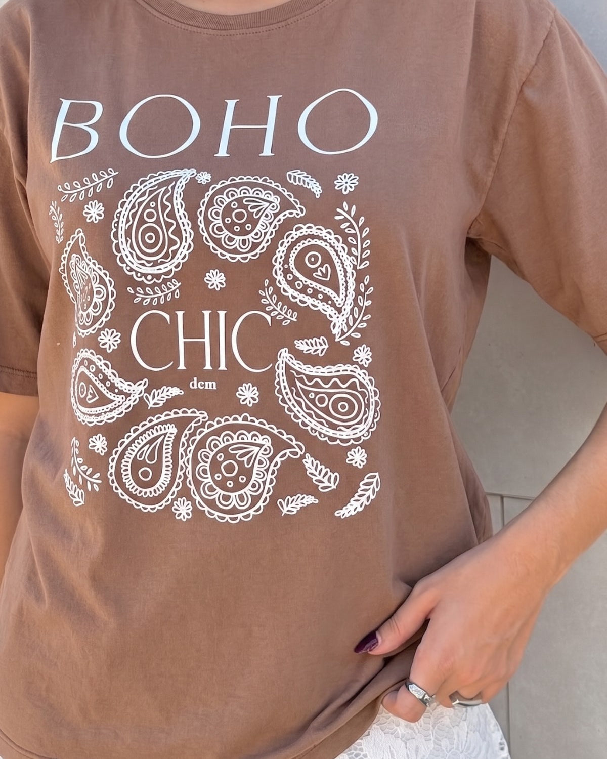 Kadın Oversize Tişört Boho Chic Baskılı Kahverengi – Bisiklet Yaka, Rahat Kalıp, %100 Pamuk