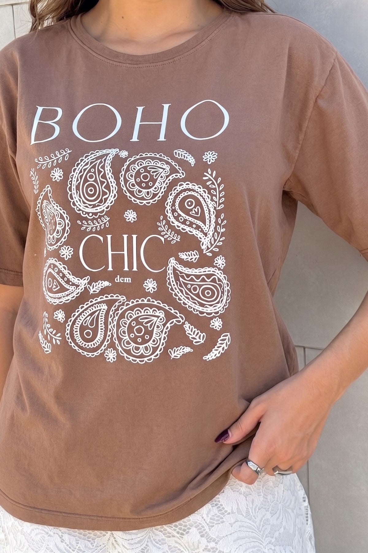 Kadın Oversize Tişört Boho Chic Baskılı Kahverengi – Bisiklet Yaka, Rahat Kalıp, %100 Pamuk