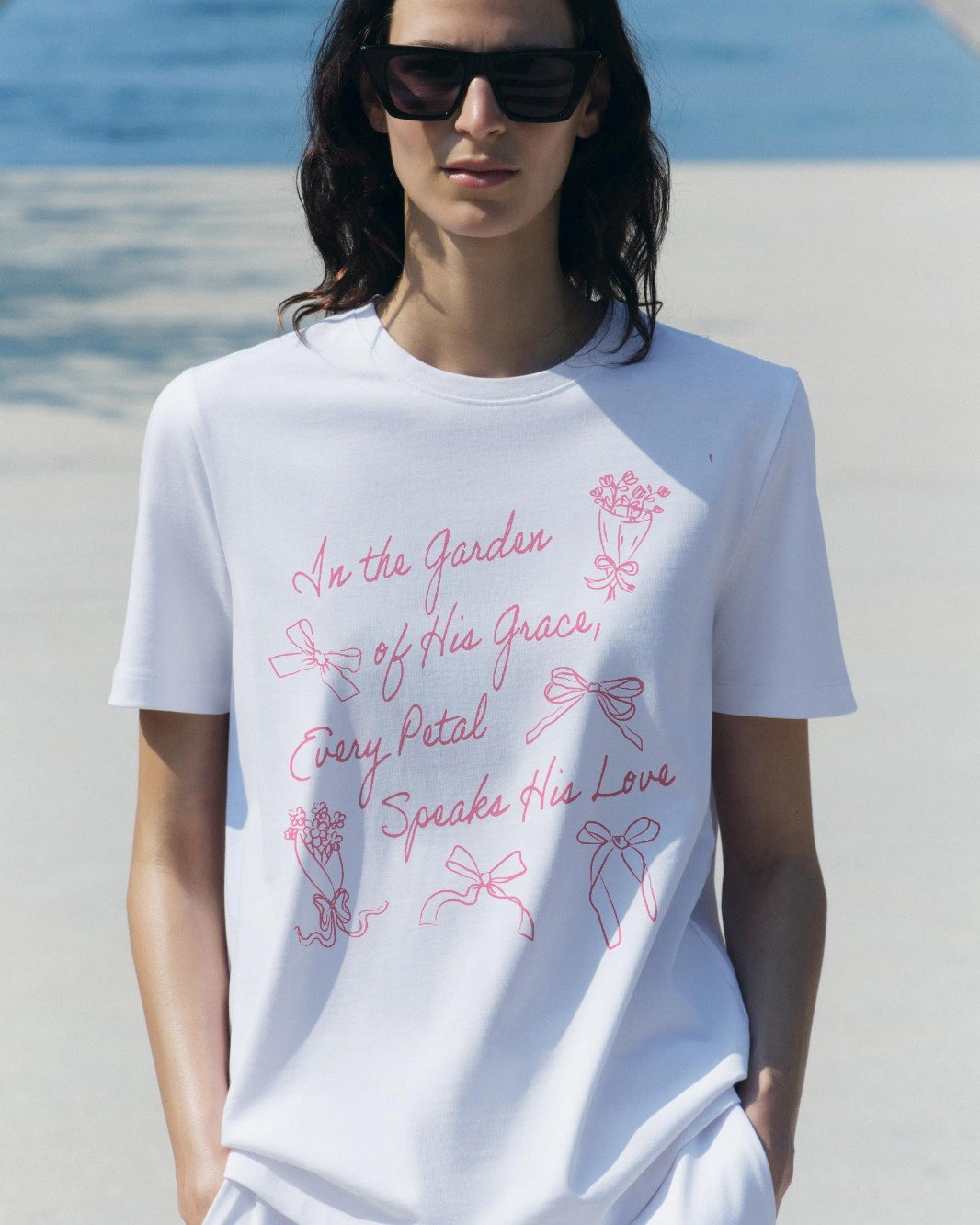 In The Garden Yazılı Fiyonk Baskılı Beyaz Kadın T-shirt