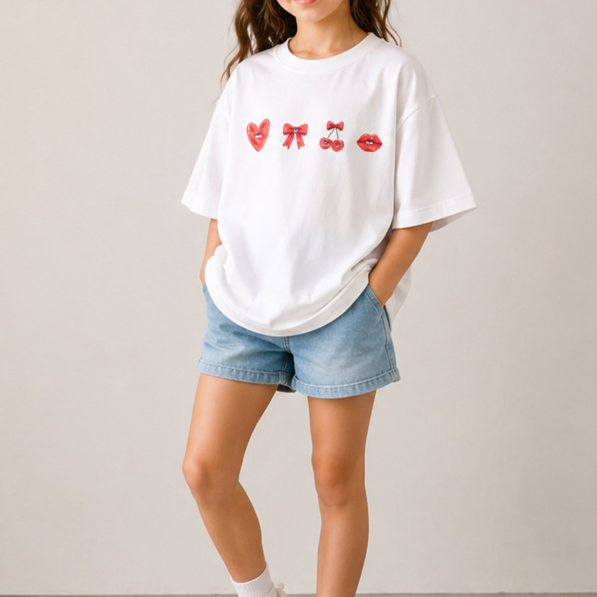 Kız Çocuk Oversize Tişört Cherry Kiss Baskılı Beyaz – Bisiklet Yaka, Rahat Kalıp, %100 Pamuk