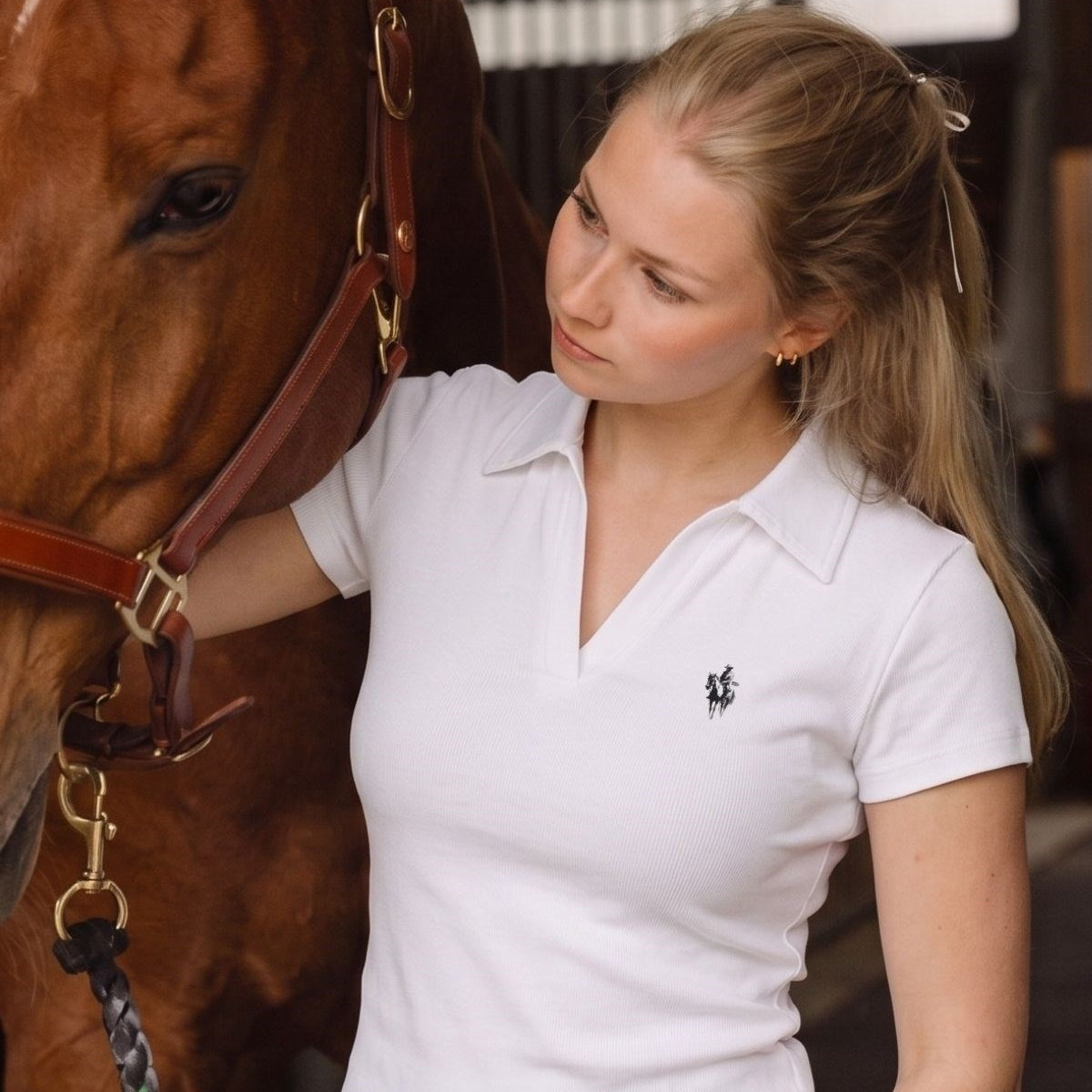 Kadın Polo Yaka Rider Baskılı Tişört Beyaz – %100 Pamuk, Likralı Rahat Kalıp Şık Bluz