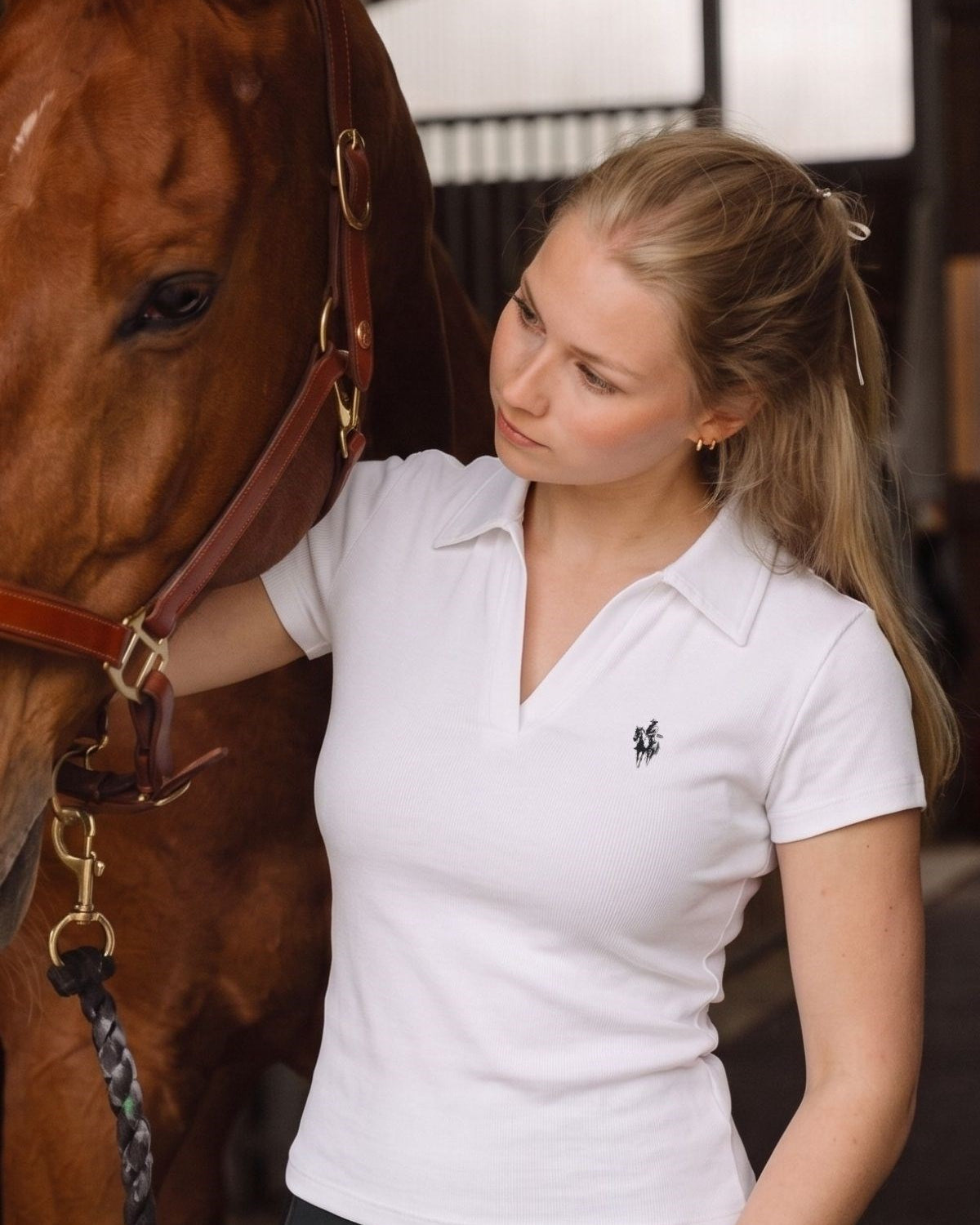 Kadın Polo Yaka Rider Baskılı Tişört Beyaz – %100 Pamuk, Likralı Rahat Kalıp Şık Bluz