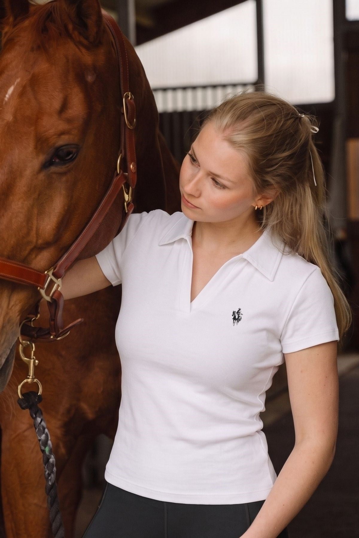 Kadın Polo Yaka Rider Baskılı Tişört Beyaz – %100 Pamuk, Likralı Rahat Kalıp Şık Bluz