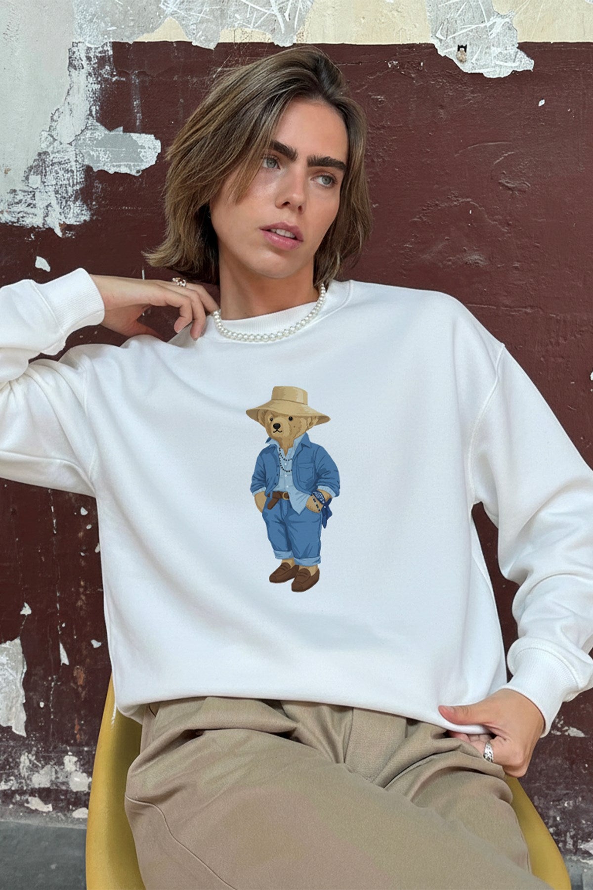 Kadın Oversize Sweatshirt Ranch Bear Baskılı Beyaz – Bisiklet Yaka, 3 İplik Şardonlu Polar