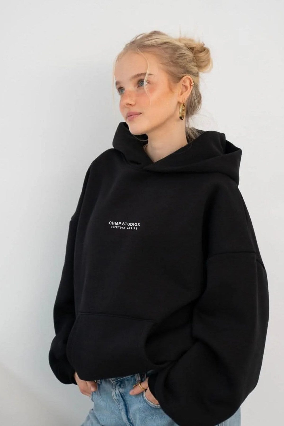 Kadın Oversize Sweatshirt Hoodie CHMP STUDIOS Siyah – Kapüşonlu, 3 İplik Polar, Kanguru Cepli