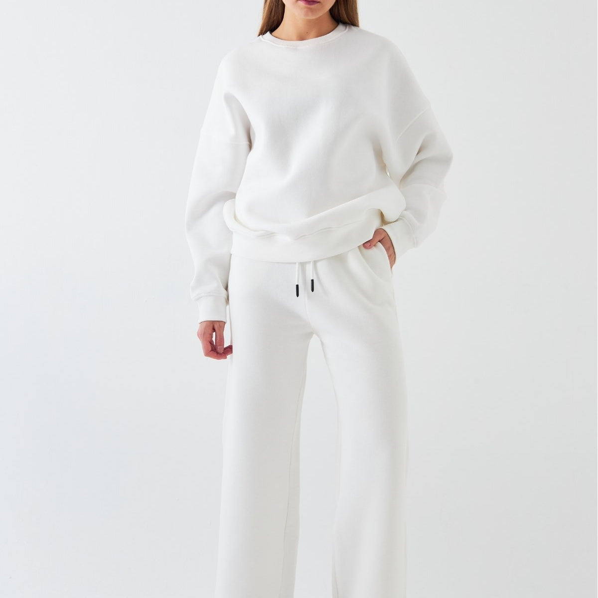 Unisex Oversize Eşofman Takımı Basic Beyaz – Bisiklet Yaka, Boru Paça, 3 İplik Şardonlu Polar