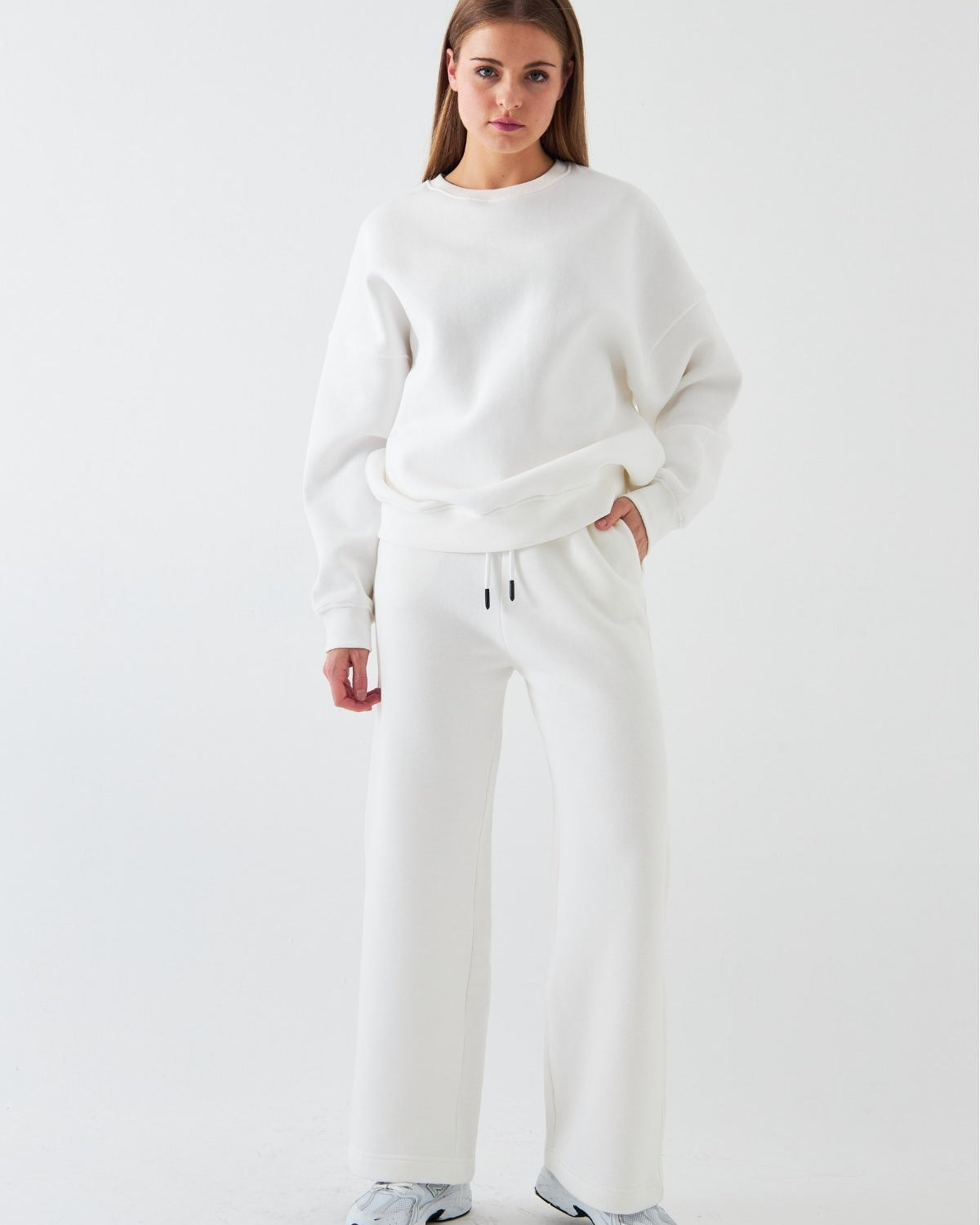 Unisex Oversize Eşofman Takımı Basic Beyaz – Bisiklet Yaka, Boru Paça, 3 İplik Şardonlu Polar