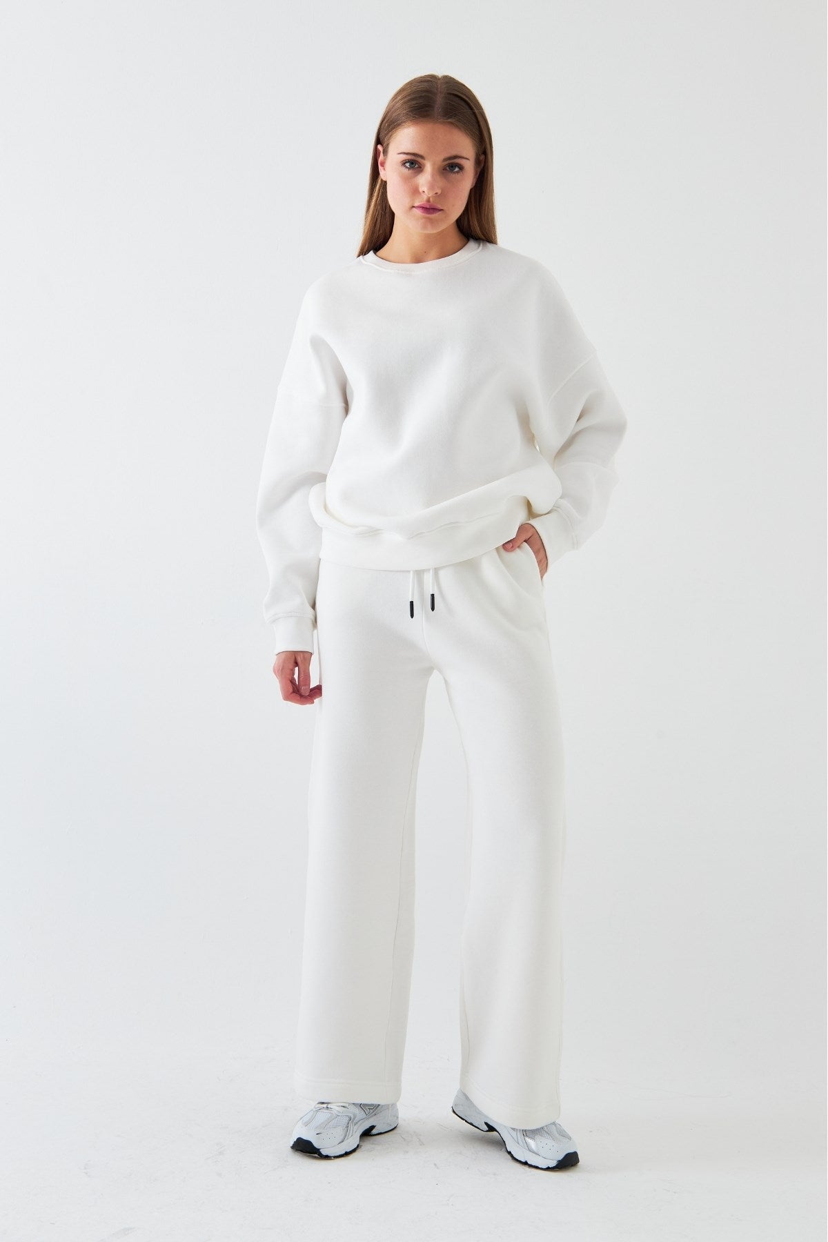 Unisex Oversize Eşofman Takımı Basic Beyaz – Bisiklet Yaka, Boru Paça, 3 İplik Şardonlu Polar