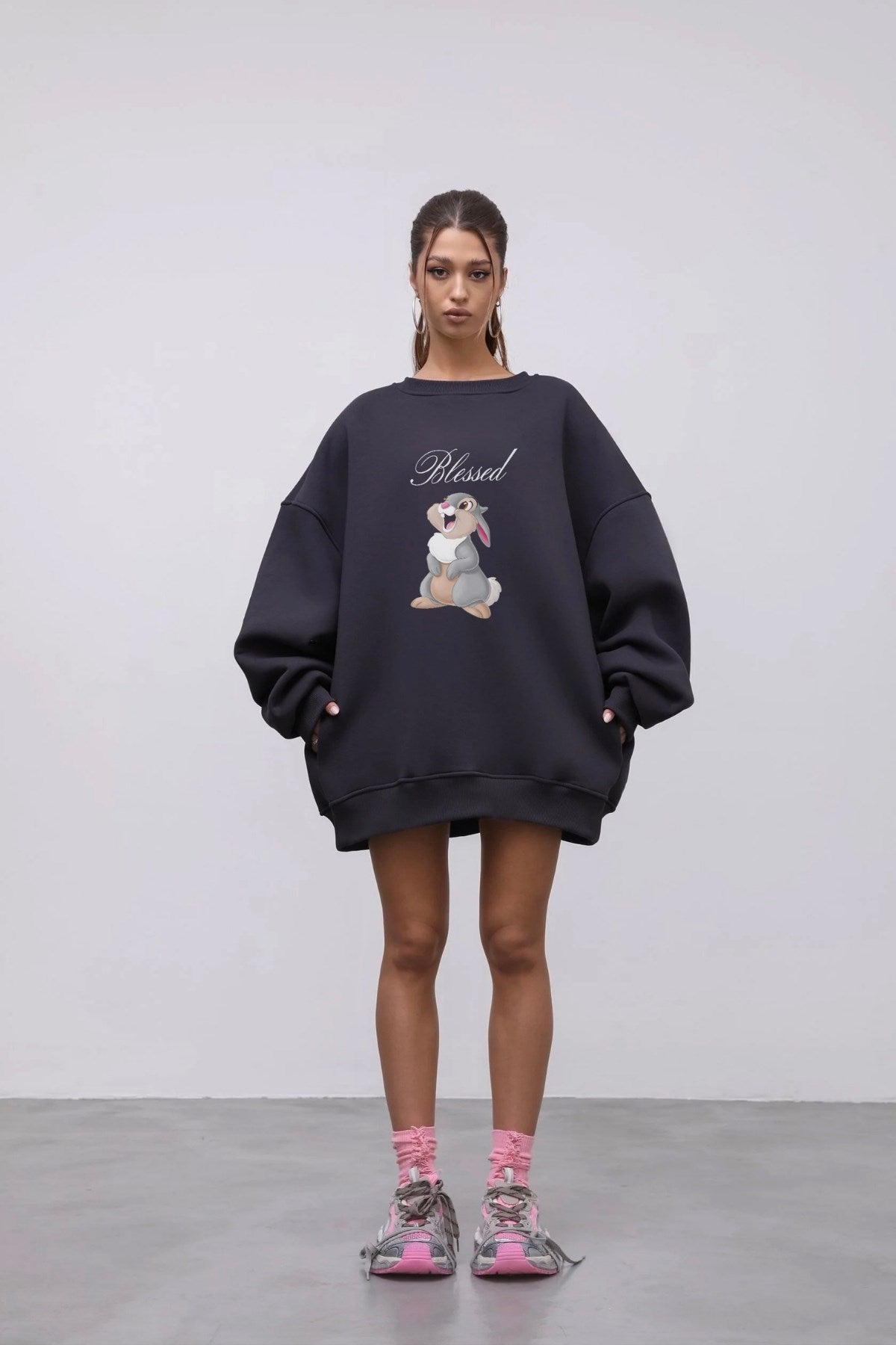 Kadın Oversize Sweatshirt Elbise Blessed Bunny Baskılı Füme – Bisiklet Yaka, 3 İplik Şardonlu Polar
