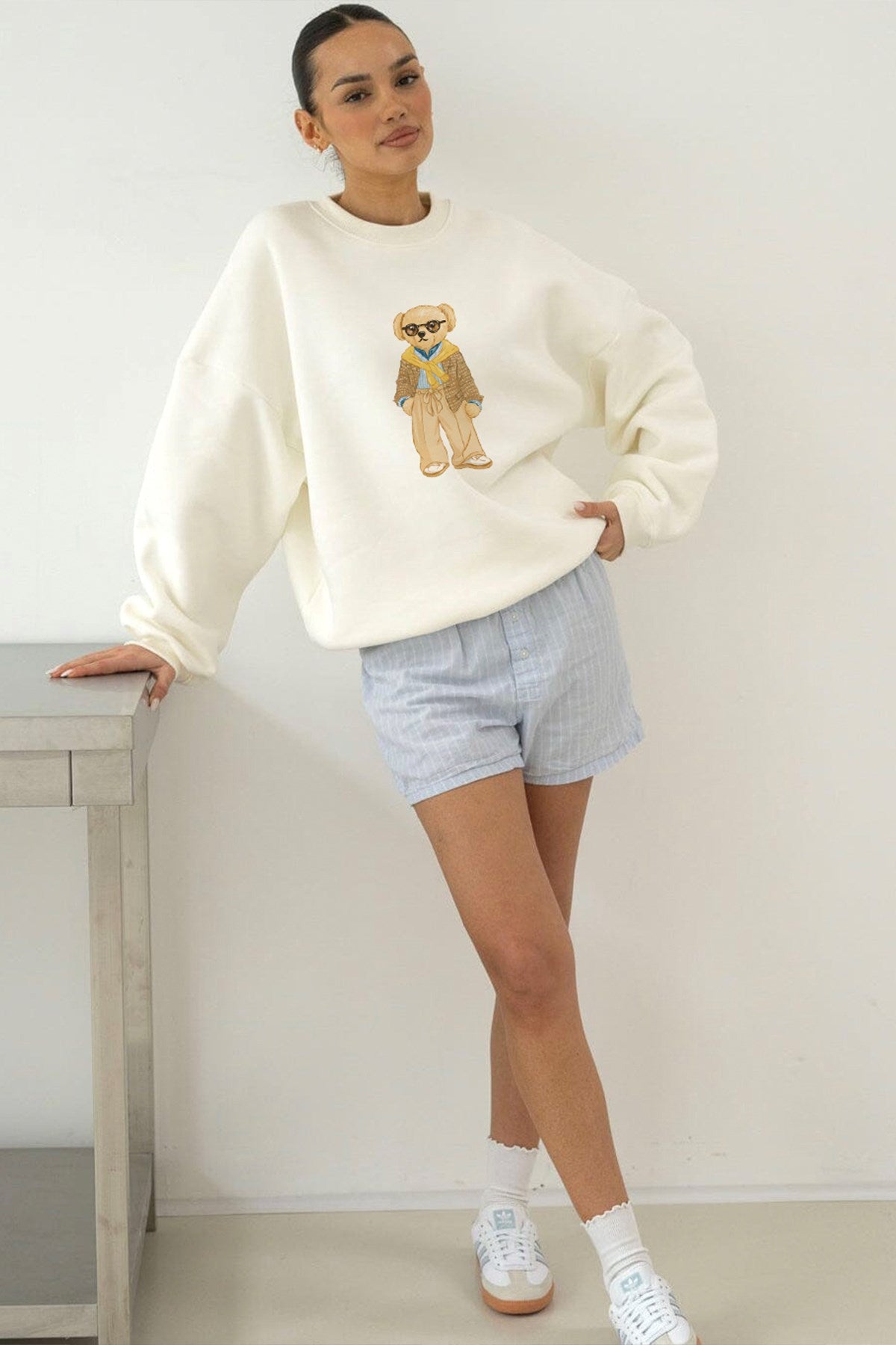 Kadın Oversize Sweatshirt Gentleman Bear Baskılı Beyaz – Bisiklet Yaka, 3 İplik Şardonlu