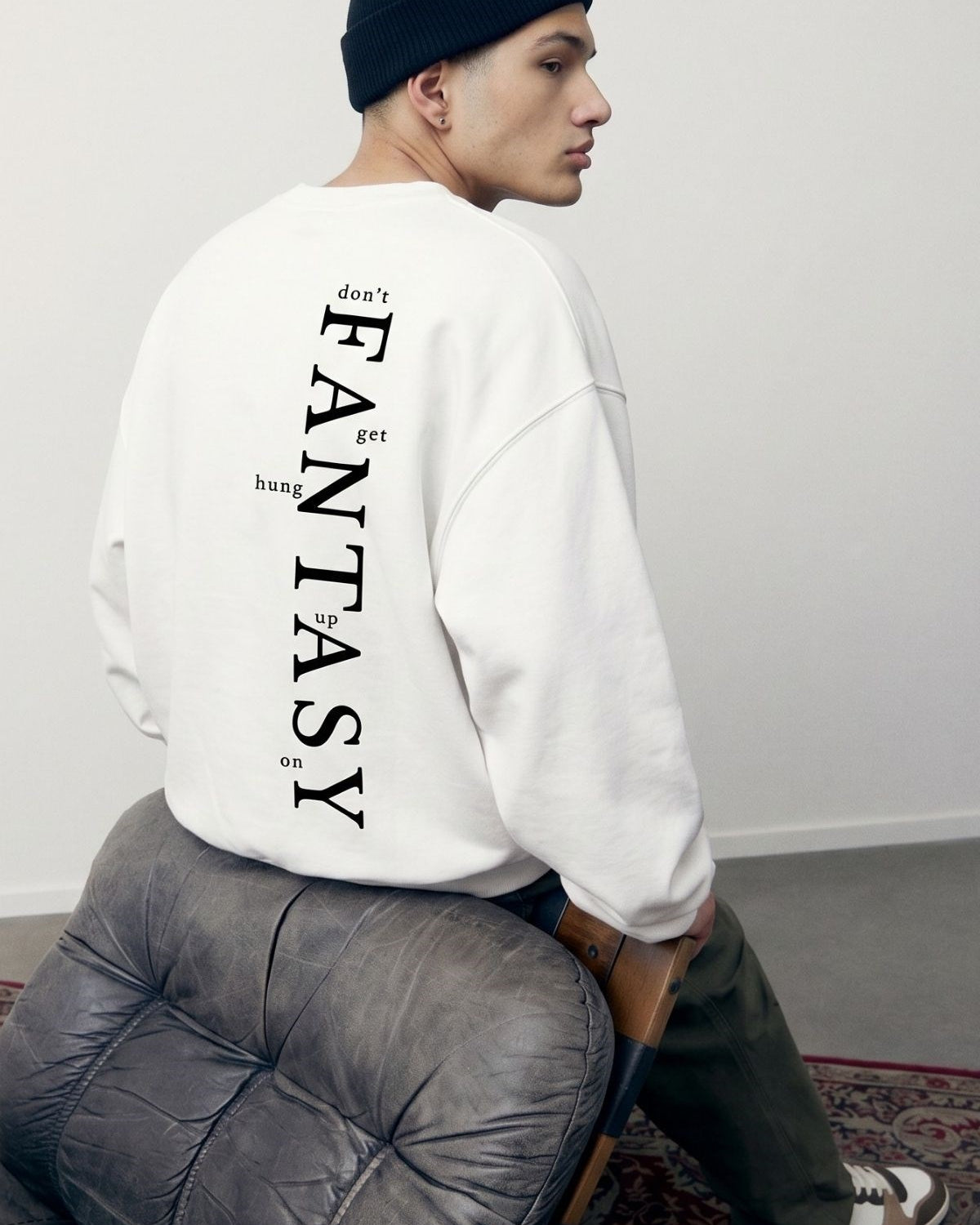 Erkek Oversize Sweatshirt Fantasy Back Baskılı Beyaz – Bisiklet Yaka, 3 İplik Şardonlu Polar