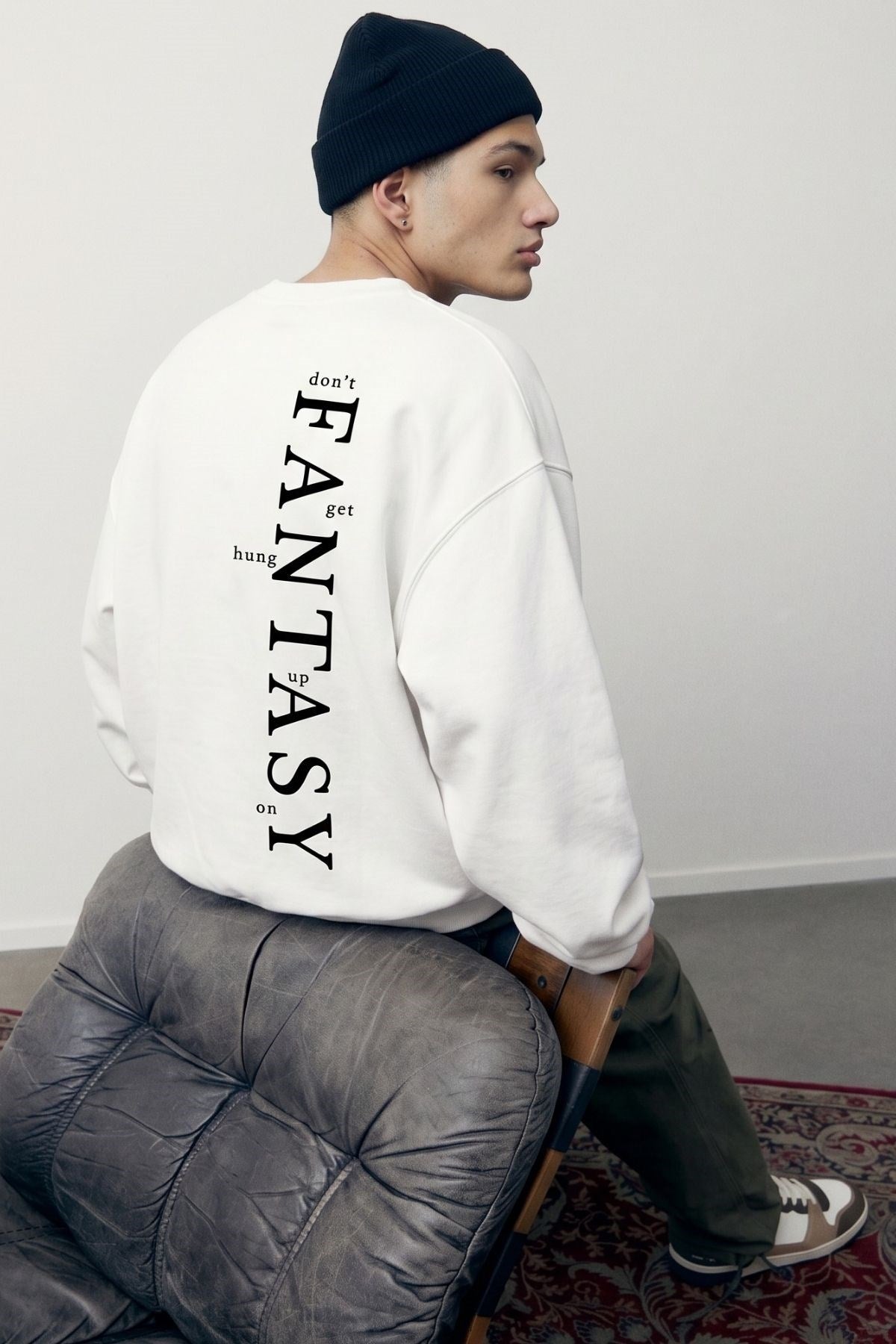 Erkek Oversize Sweatshirt Fantasy Back Baskılı Beyaz – Bisiklet Yaka, 3 İplik Şardonlu Polar