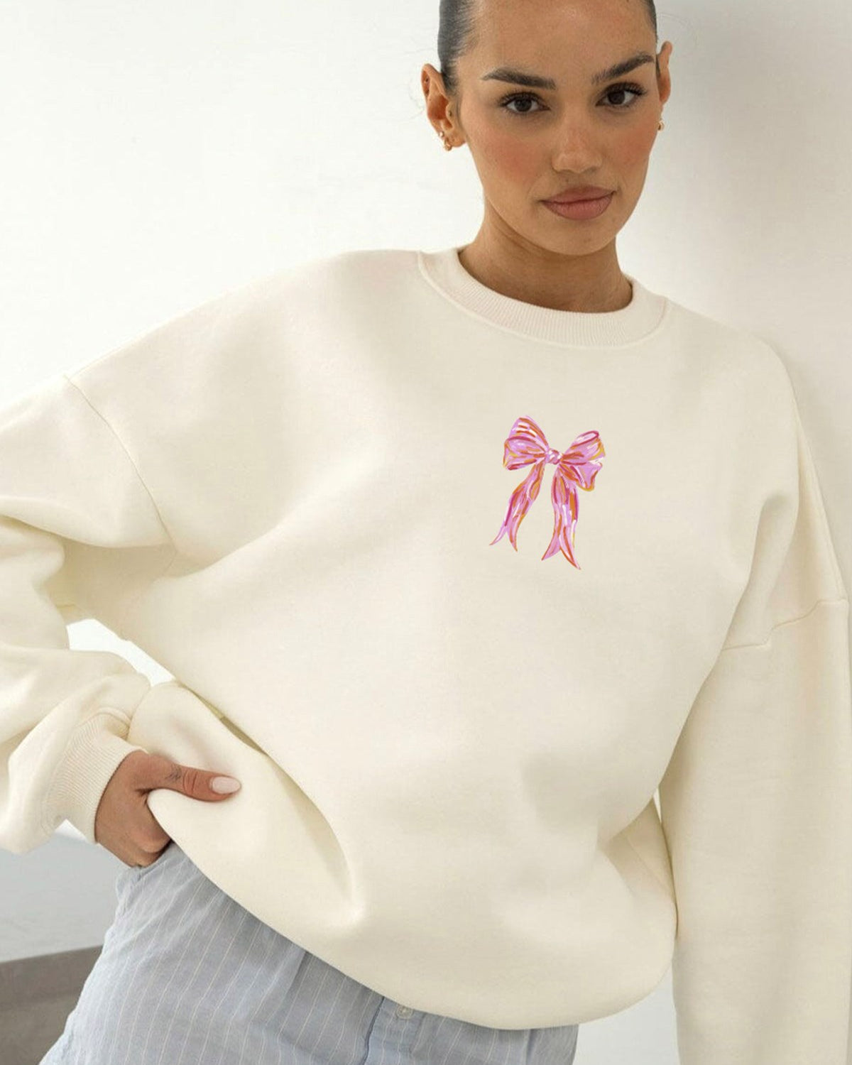 Kadın Oversize Sweatshirt Pembe Kurdele Baskılı Beyaz – Bisiklet Yaka, 3 İplik Şardonlu Polar