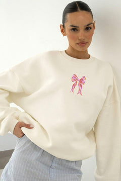 Kadın Oversize Sweatshirt Pembe Kurdele Baskılı Beyaz – Bisiklet Yaka, 3 İplik Şardonlu Polar