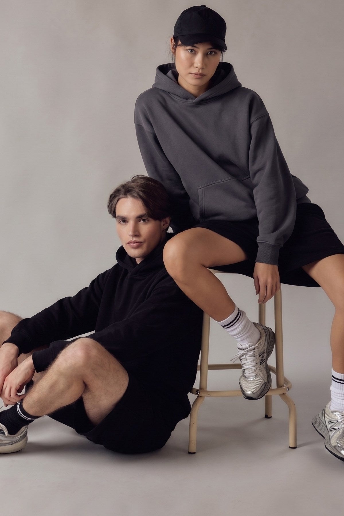 Unisex 2’li Oversize Basic Hoodie Siyah & Füme – Kapüşonlu, Cepli, 3 İplik Şardonlu Polar