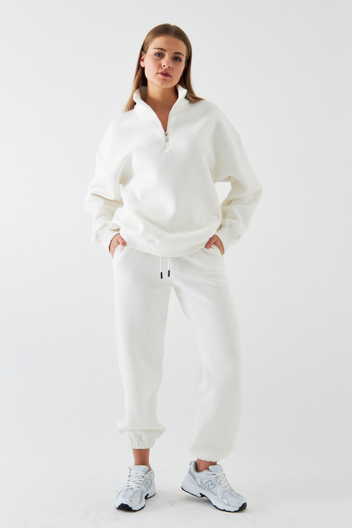 Unisex Oversize Eşofman Takımı Basic Beyaz – Fermuarlı Dik Yaka, Lastikli Paça, 3 İplik Şardonlu Polar