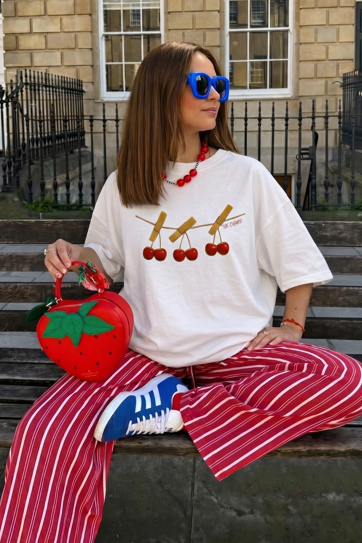 Kadın Oversize Tişört Cherry Mood Baskılı Beyaz – Bisiklet Yaka, Rahat Kalıp, %100 Pamuk