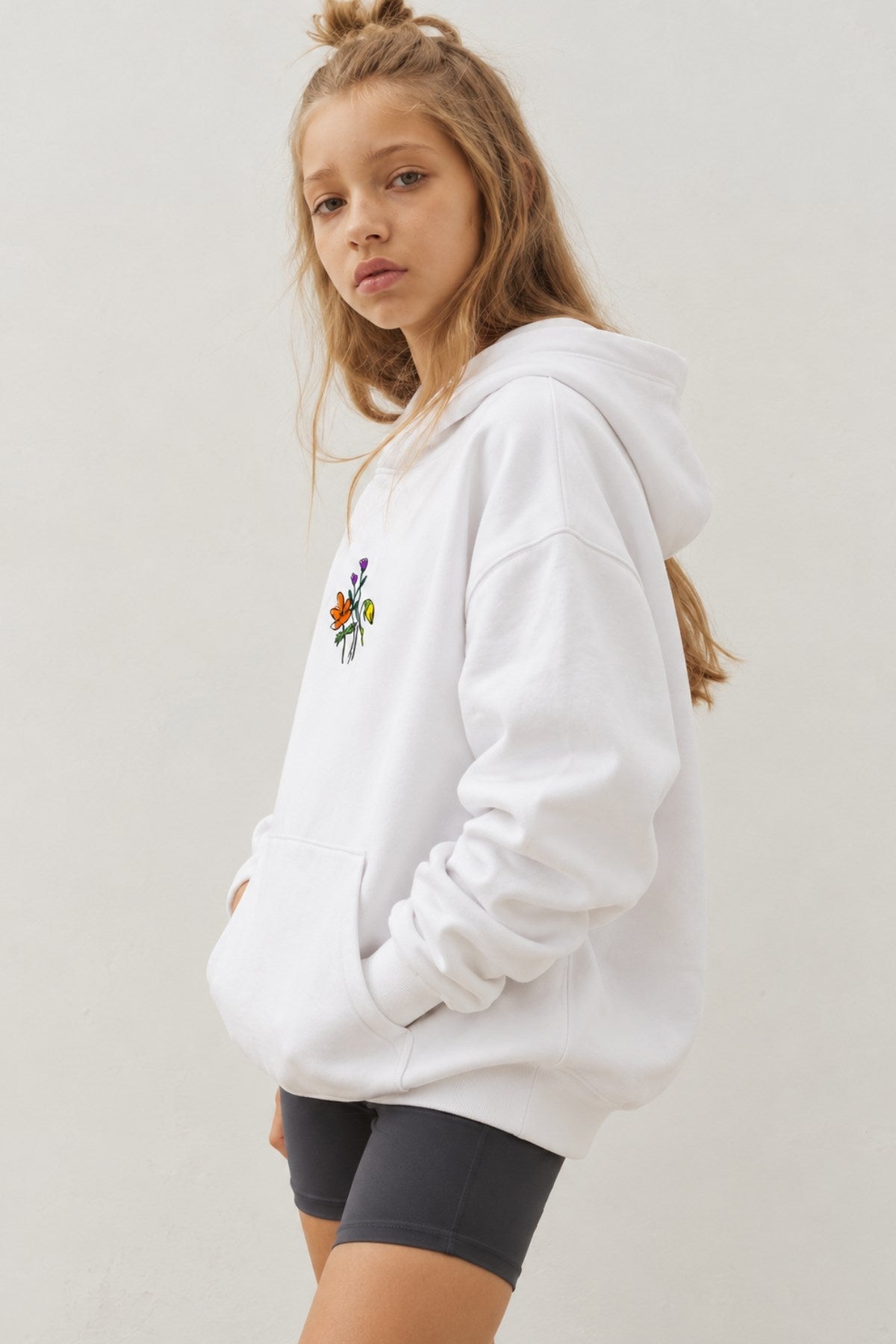 Kız Çocuk Oversize Hoodie Sweatshirt Flower Heaven Baskılı Beyaz – Kapüşonlu, Cepli, 3 İplik Polar  