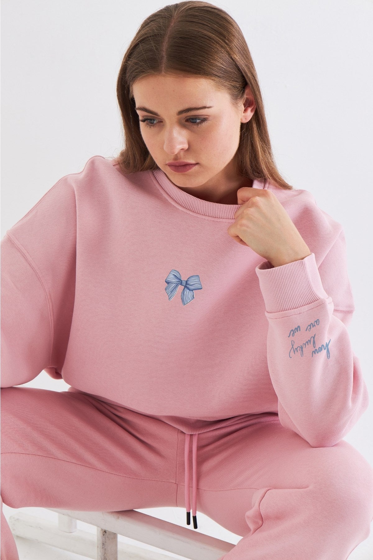 Kadın Oversize Sweatshirt How Lucky Are We Baskılı Pembe – Bisiklet Yaka, 3 İplik Şardonlu Polar