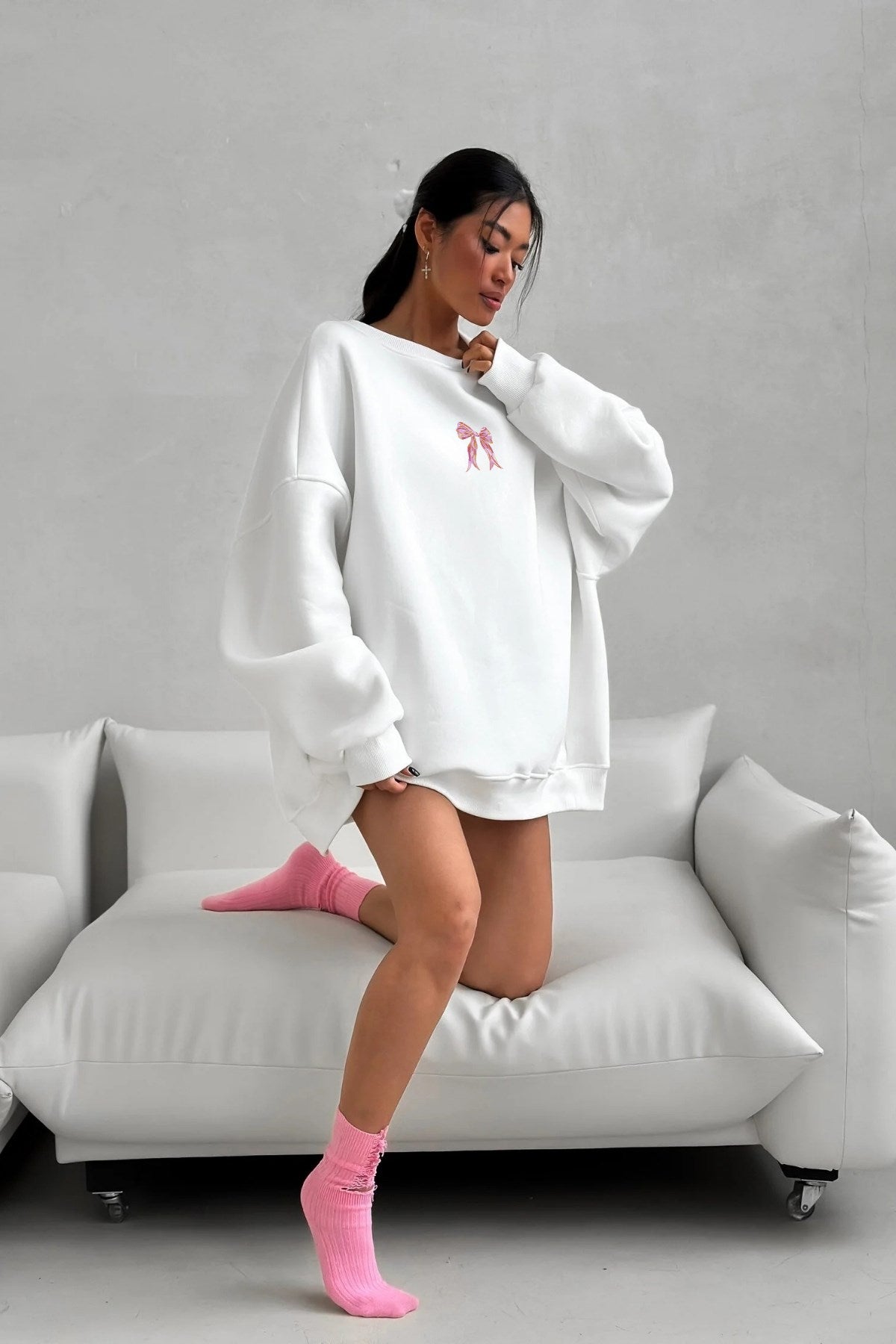 Kadın Oversize Sweat Elbise Pembe Kurdele Baskılı Beyaz – Bisiklet Yaka, 3 İplik Şardonlu Polar