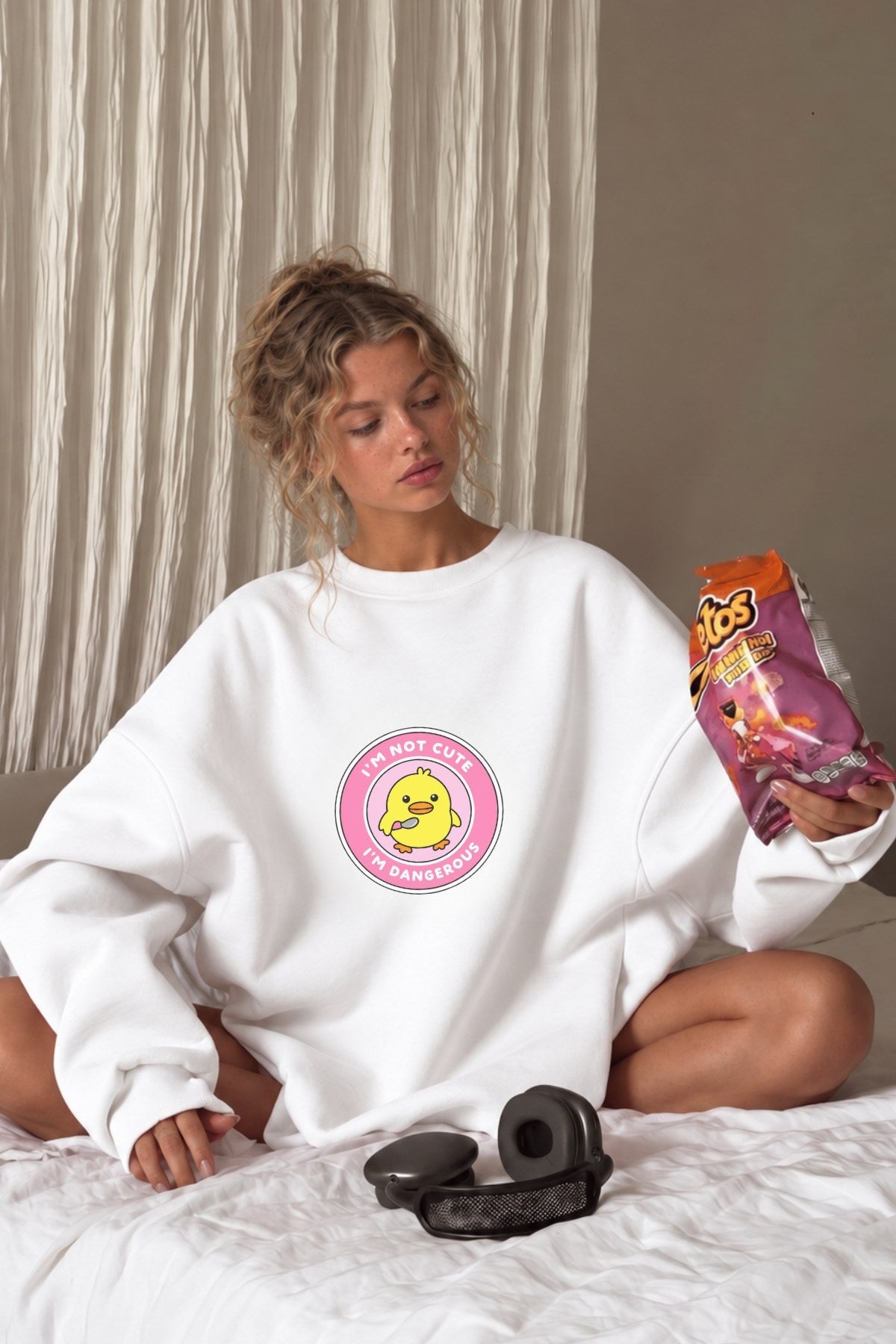 Kadın Oversize Sweatshirt Elbise Dangerous Chick Baskılı Beyaz – Uzun Boy, 3 İplik Şardonlu Polar