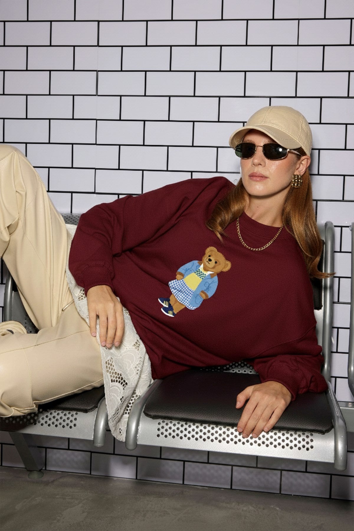 Kadın Oversize Sweatshirt Preppy Girl Bear Baskılı Bordo – Bisiklet Yaka, 3 İplik Şardonlu Polar