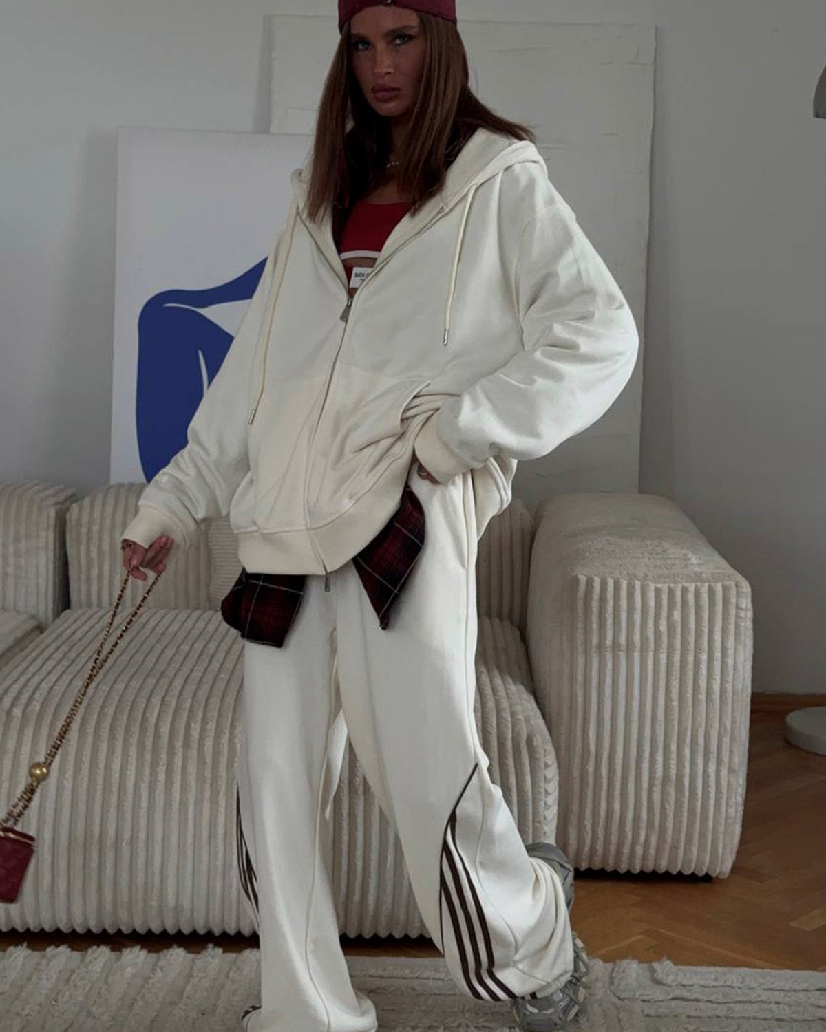 Kadın Oversize Eşofman Takımı Beyaz – Kapüşonlu Fermuarlı, Şerit Detaylı, Bağcıklı Bel, Bol paça