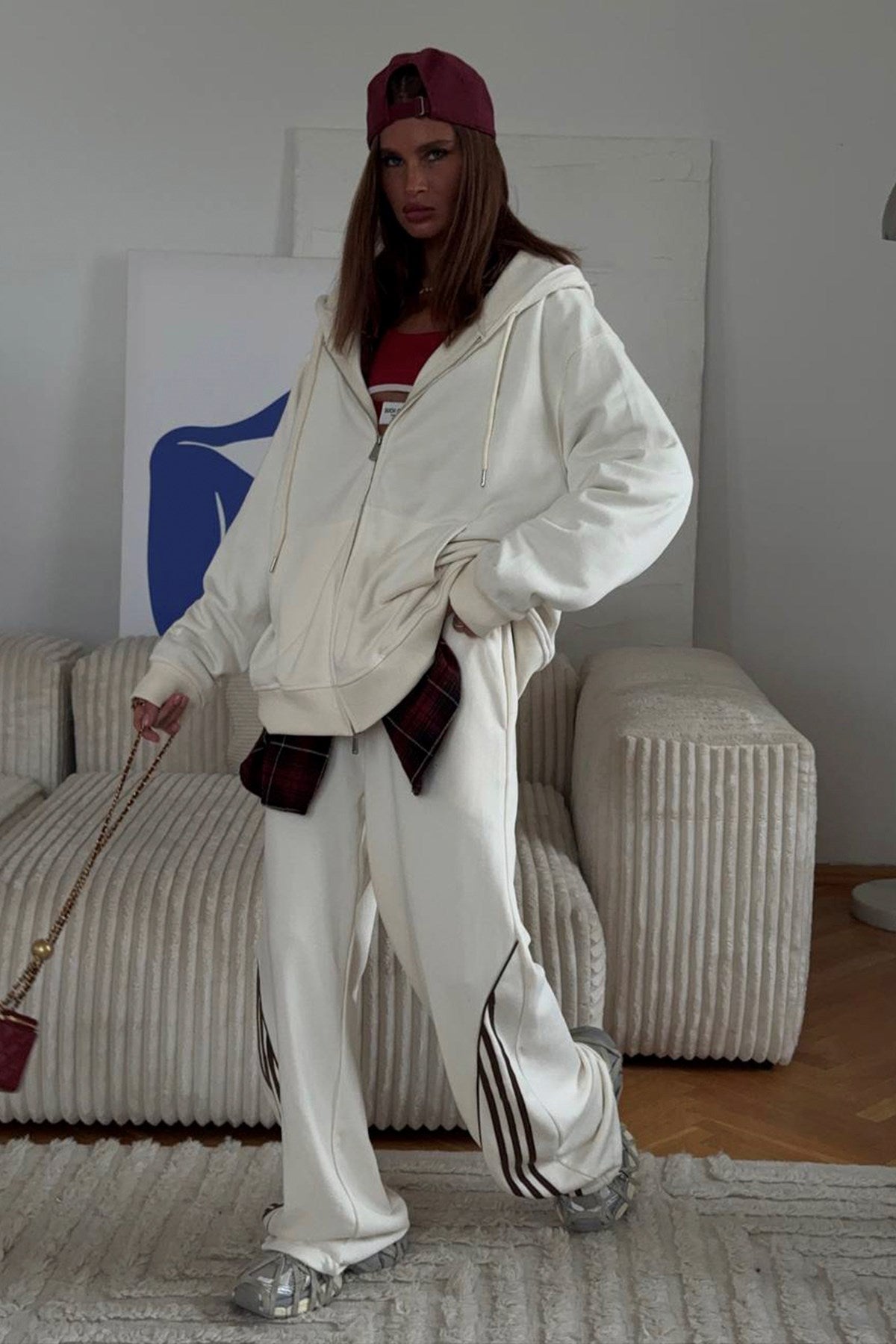 Kadın Oversize Eşofman Takımı Beyaz – Kapüşonlu Fermuarlı, Şerit Detaylı, Bağcıklı Bel, Bol paça