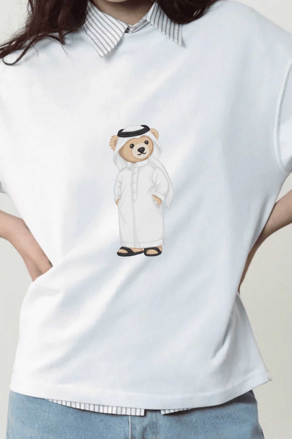 Kadın Oversize Tişört Qatari Bear White Baskılı Beyaz – Bisiklet Yaka, Rahat Kalıp, %100 Pamuk