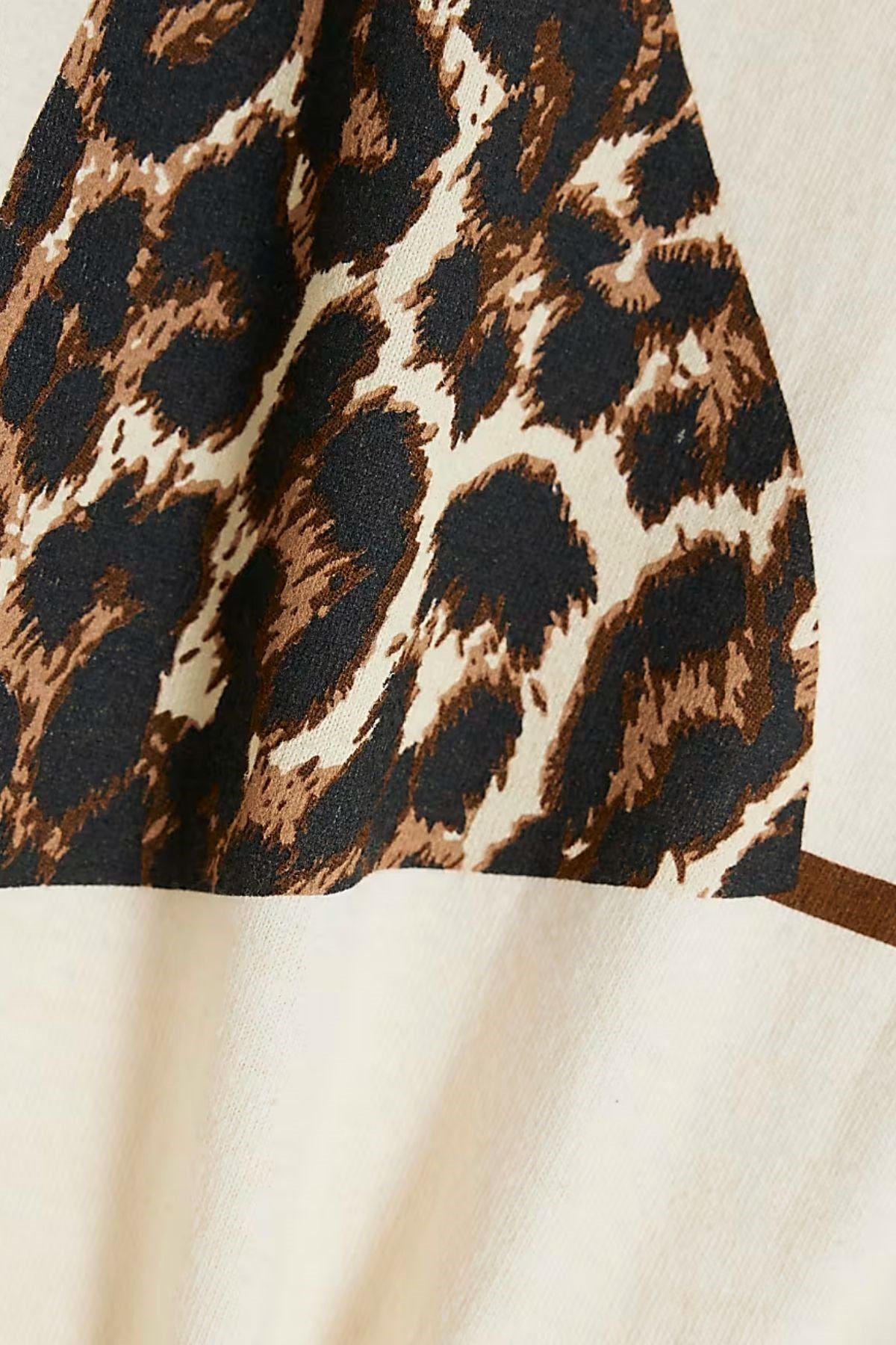 Kırık Beyaz Renk Leopar Bikini Desenli %100 Pamuk Kadın Oversize Tişört