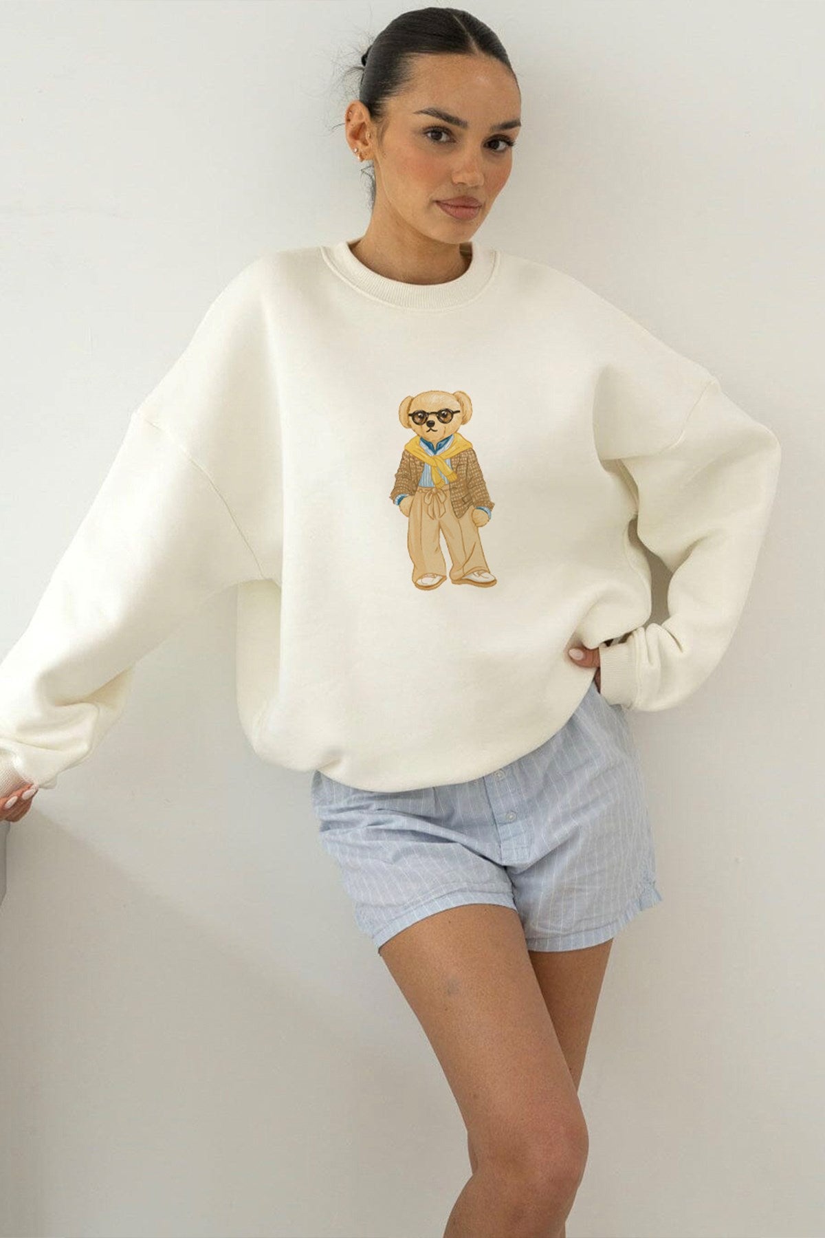 Kadın Oversize Sweatshirt Gentleman Bear Baskılı Beyaz – Bisiklet Yaka, 3 İplik Şardonlu