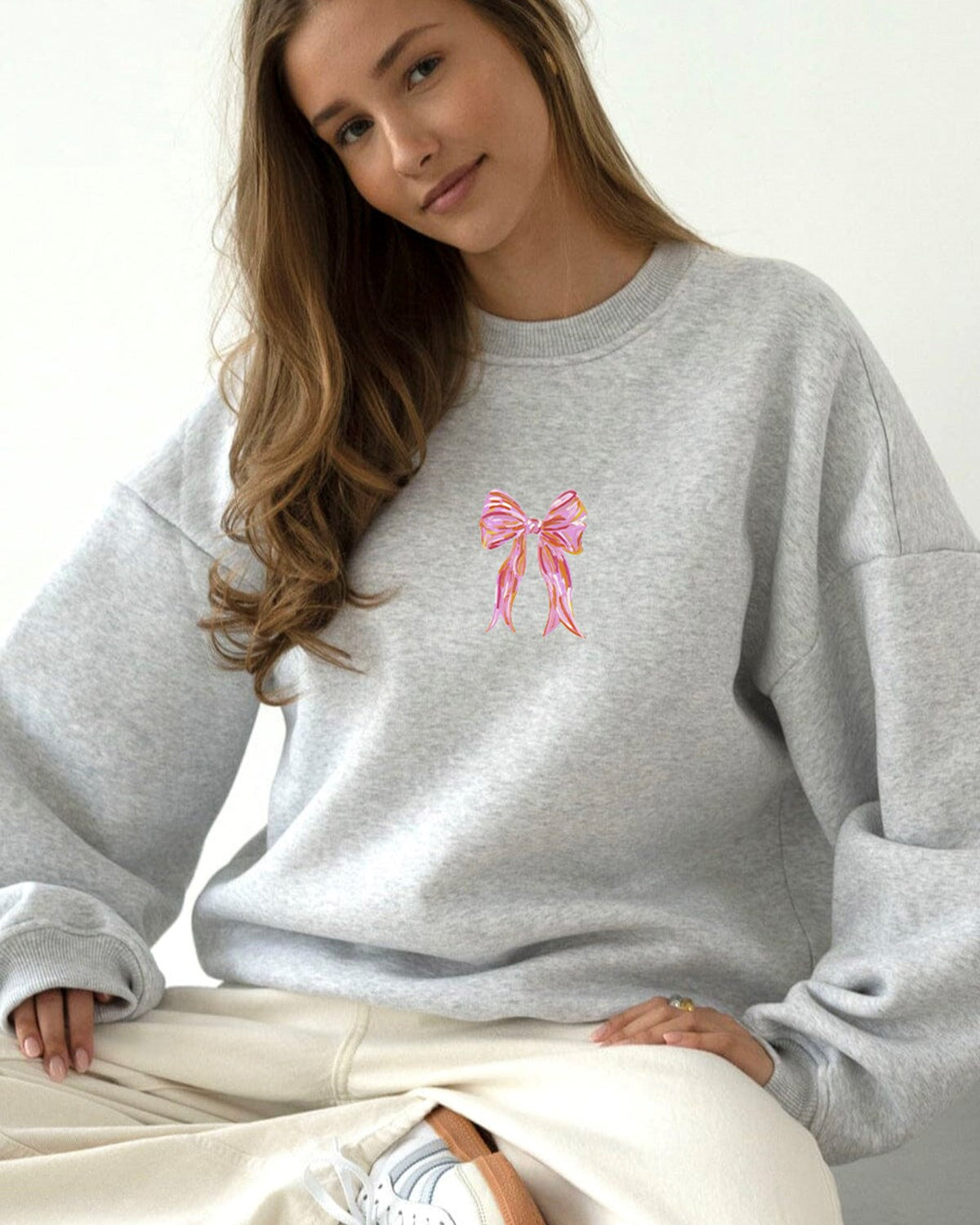 Kadın Oversize Sweatshirt Pembe Kurdele Baskılı Gri – Bisiklet Yaka, 3 İplik Şardonlu Polar