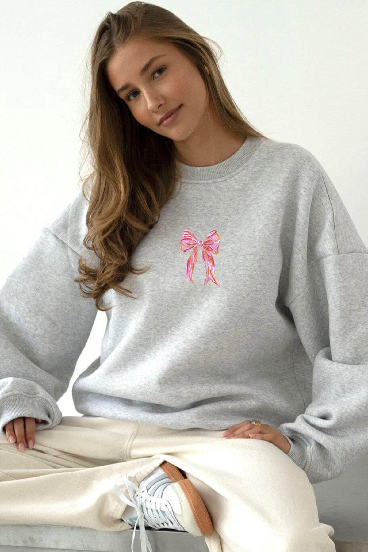 Kadın Oversize Sweatshirt Pembe Kurdele Baskılı Gri – Bisiklet Yaka, 3 İplik Şardonlu Polar