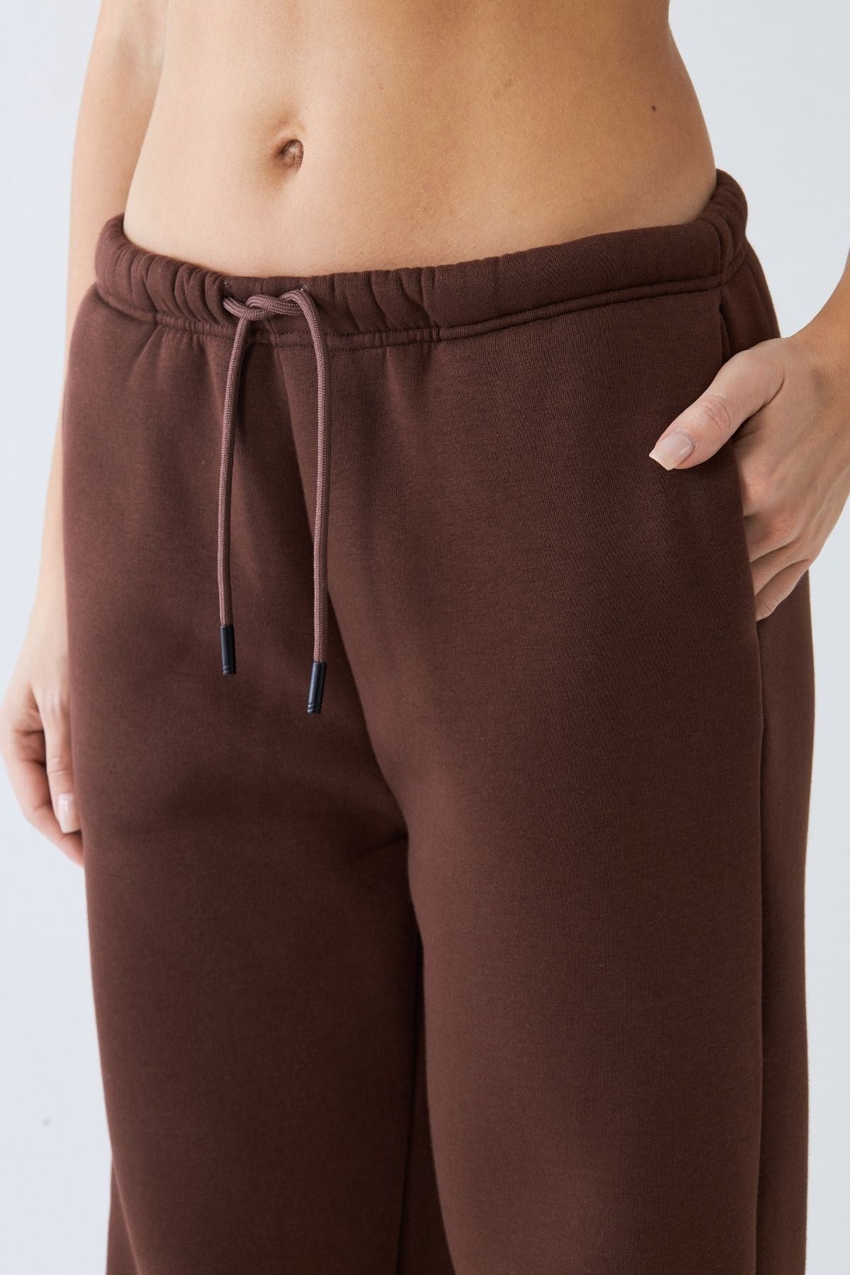 Oversize Unisex Eşofman Altı Kahverengi – 3 İplik Şardonlu, Paça-Bel Lastikli, Cepli, Rahat Kesim