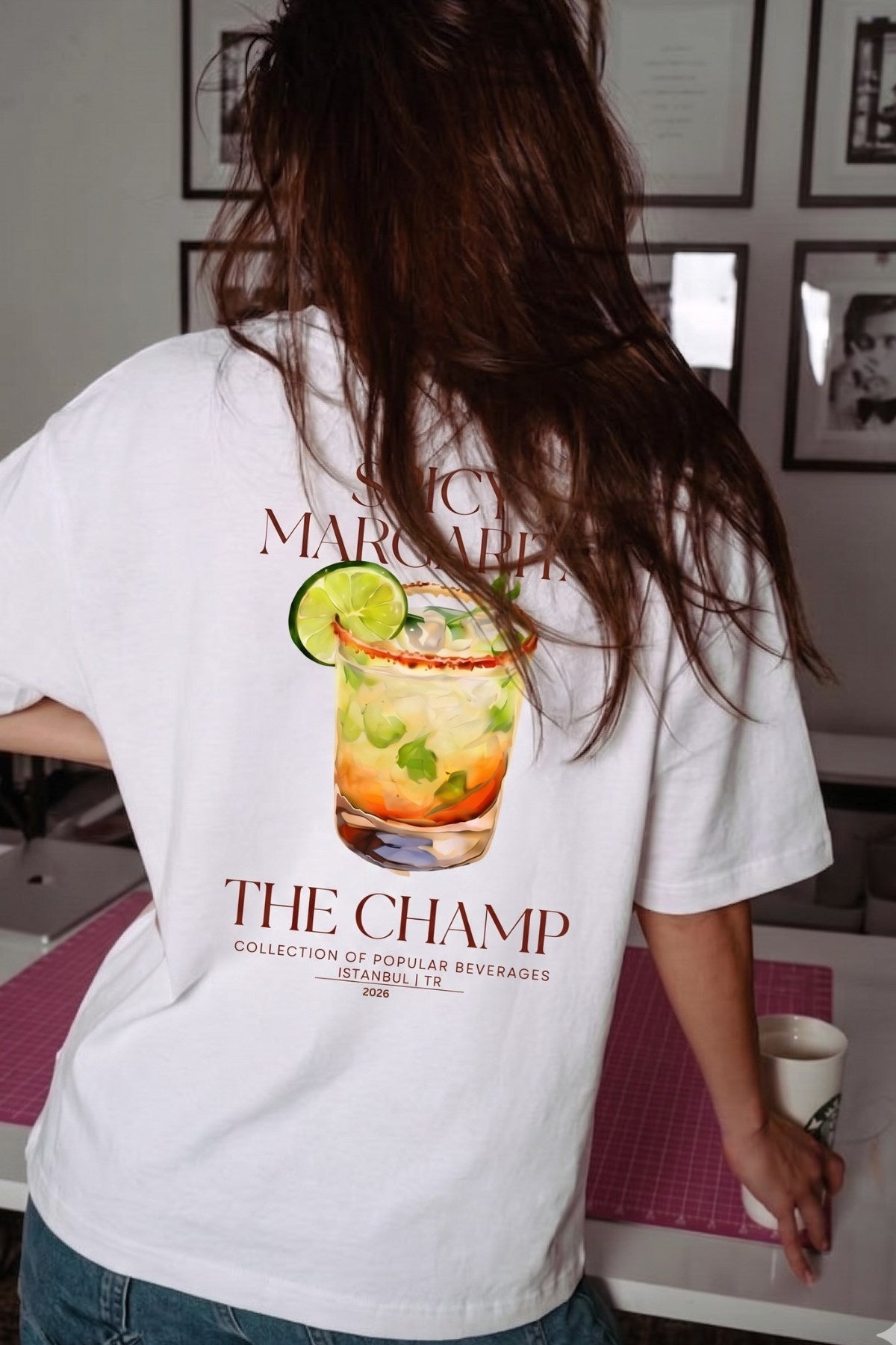 Unisex Oversize Tişört Spicy Margarita Baskılı Beyaz – Bisiklet Yaka, Rahat Kalıp, %100 Pamuk
