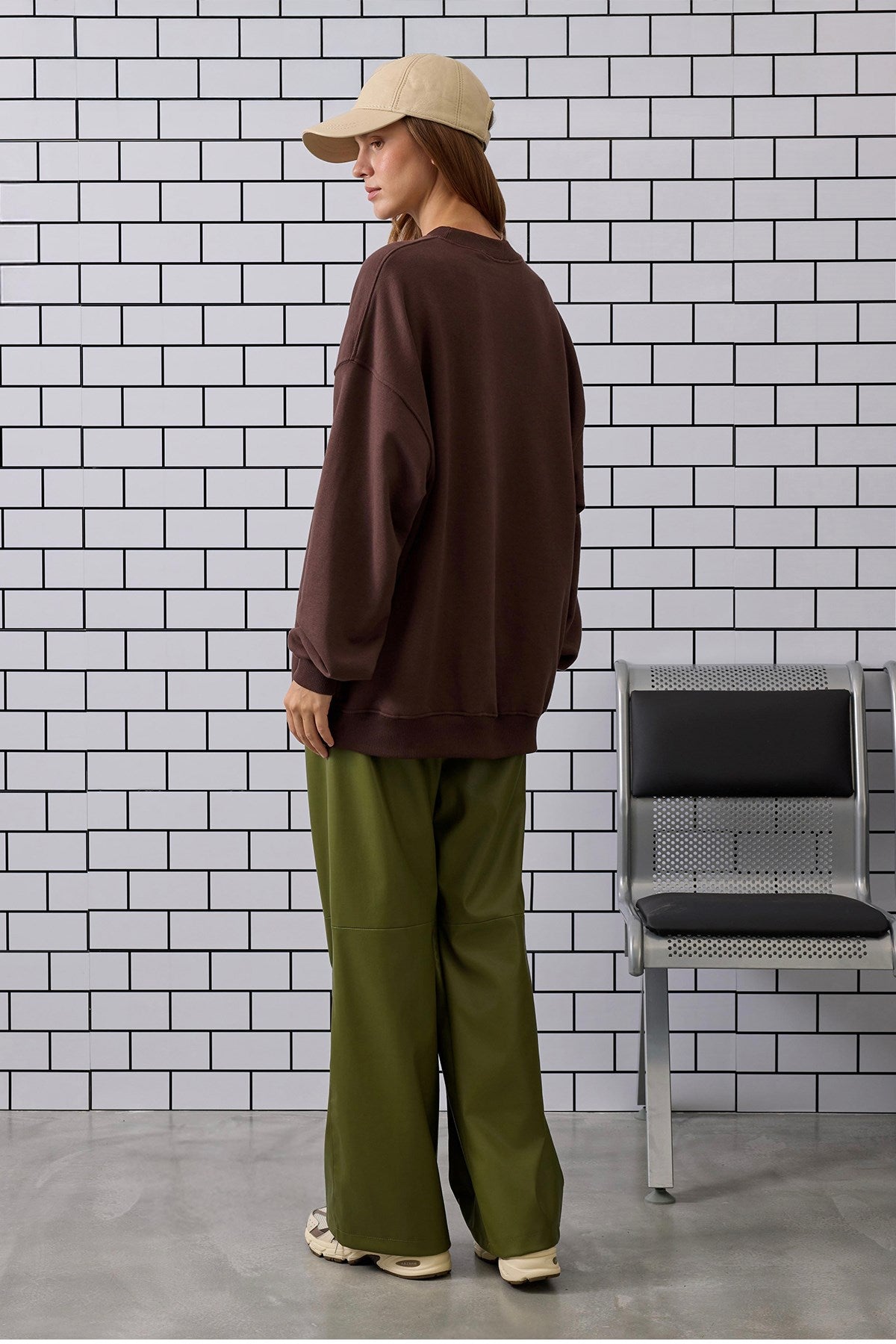 Kadın Oversize Sweatshirt Traveler Bear Baskılı Kahverengi – Bisiklet Yaka, 3 İplik Şardonlu Polar